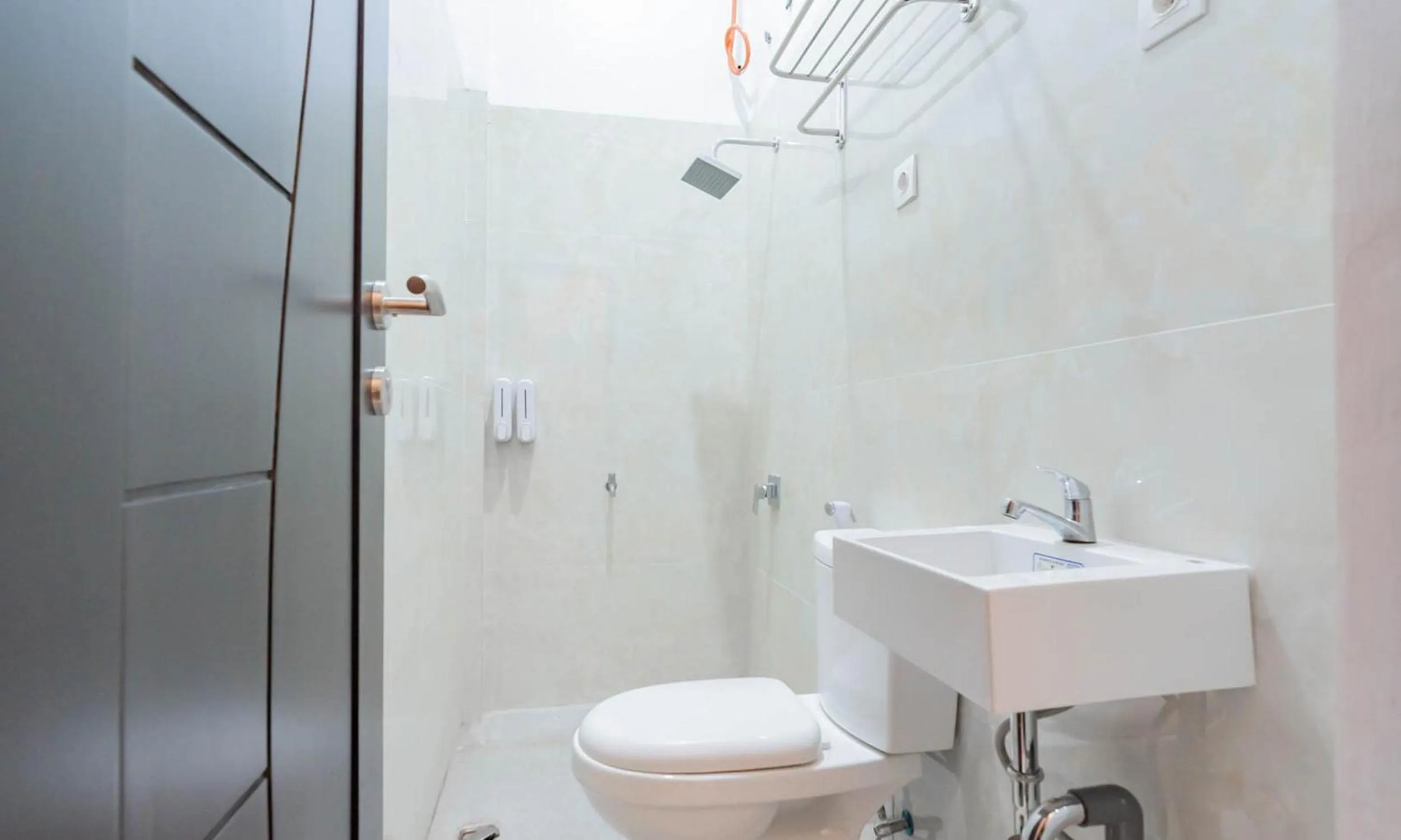 Bathroom in RedDoorz Syariah @ Tanggeung