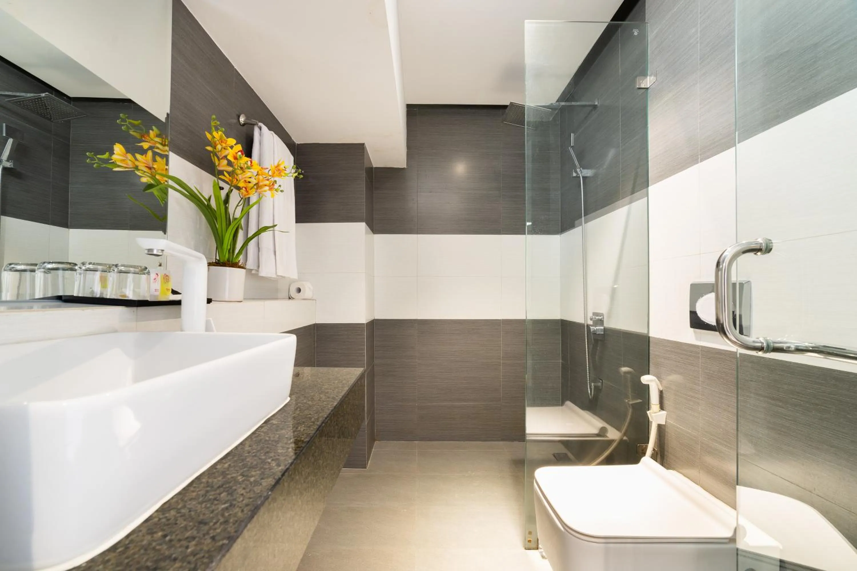 Shower in Collection O Sunshine Garden Hotel