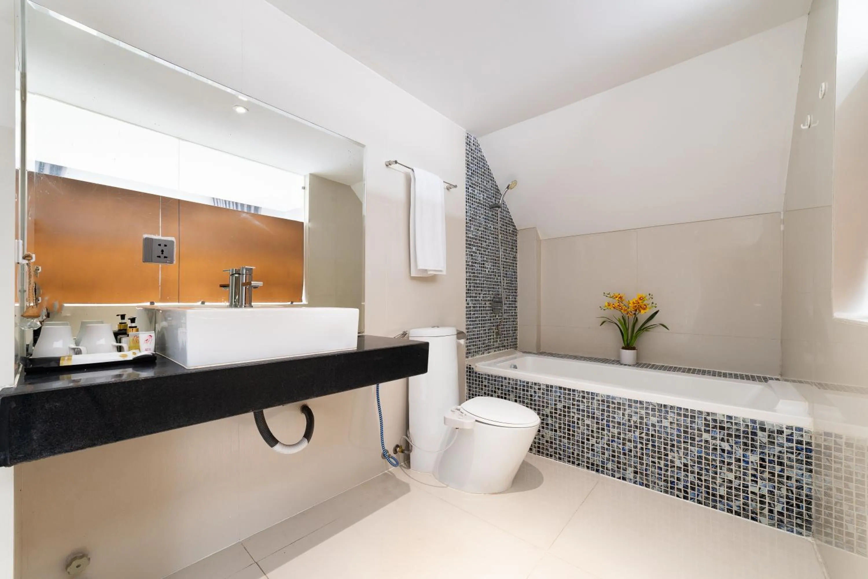 Hot Tub in Collection O Sunshine Garden Hotel