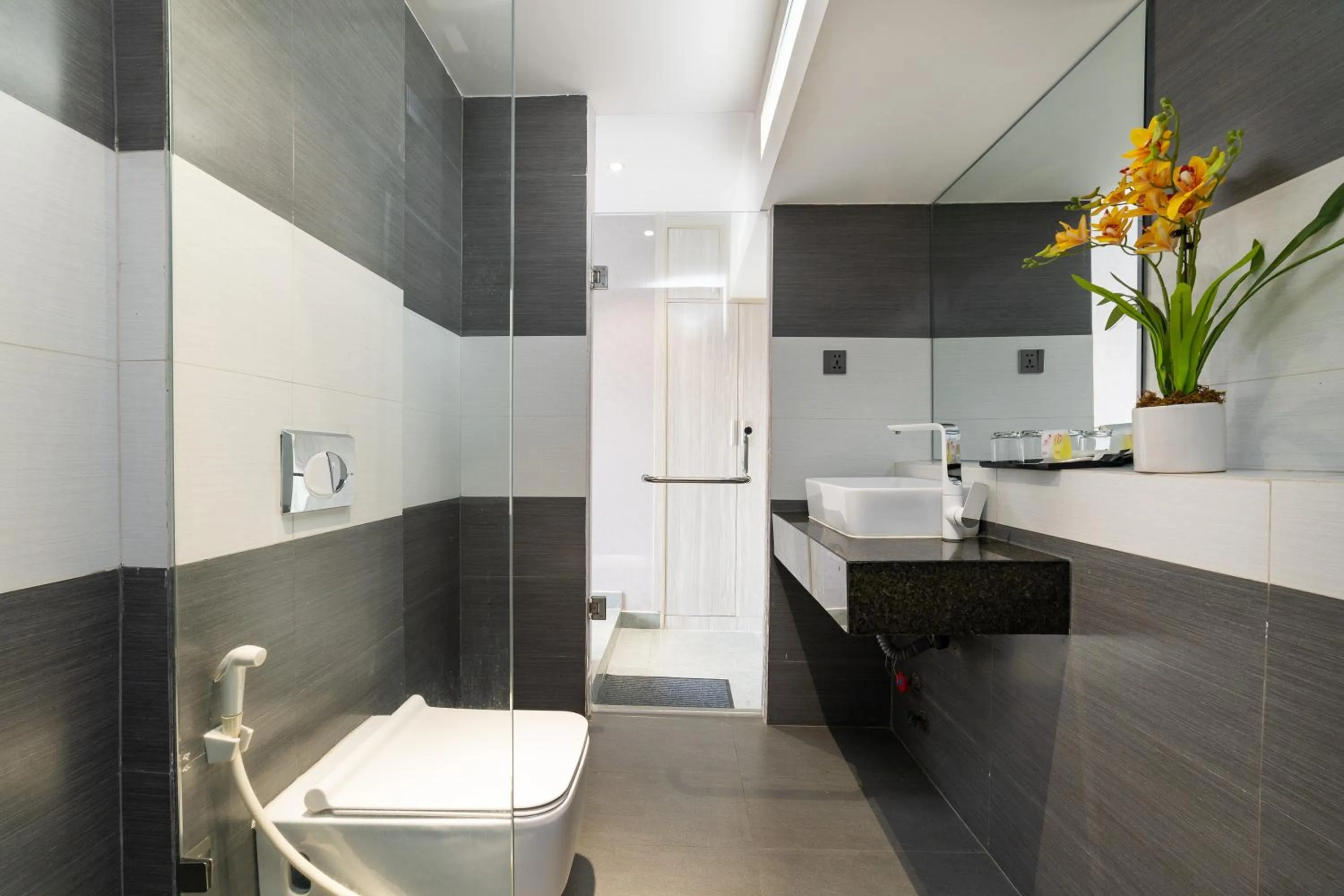 Shower in Collection O Sunshine Garden Hotel