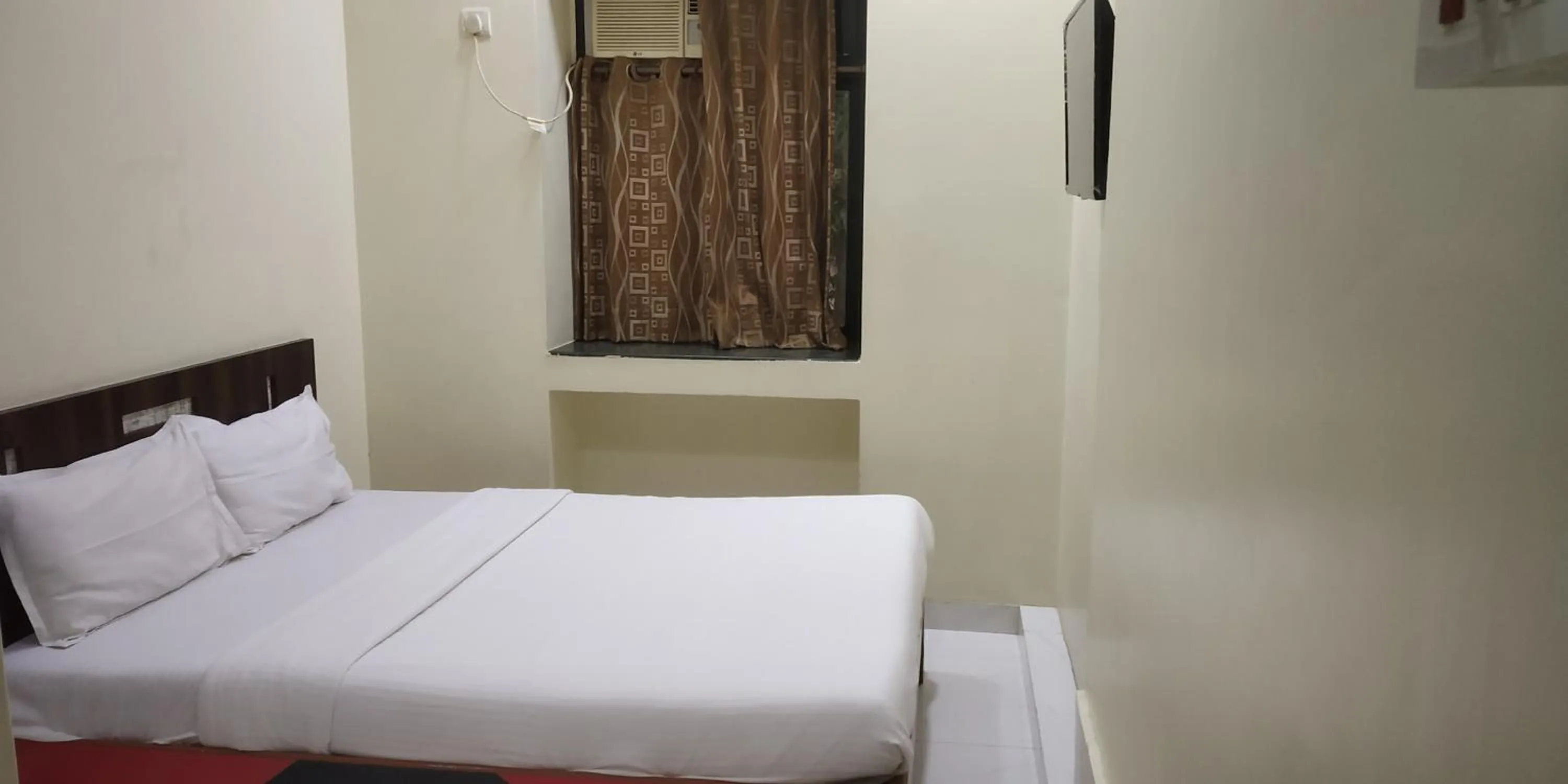 Bed in Hotel Sea View - Near Taj Hotel