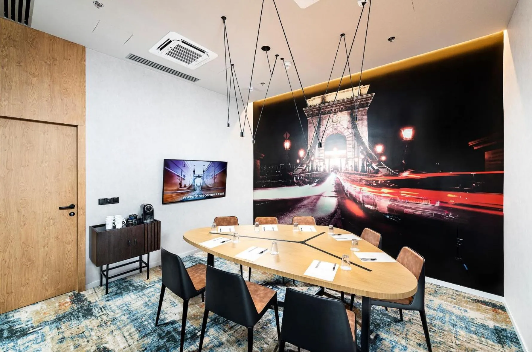 Communal lounge/ TV room in Three Corners Downtown Hotel