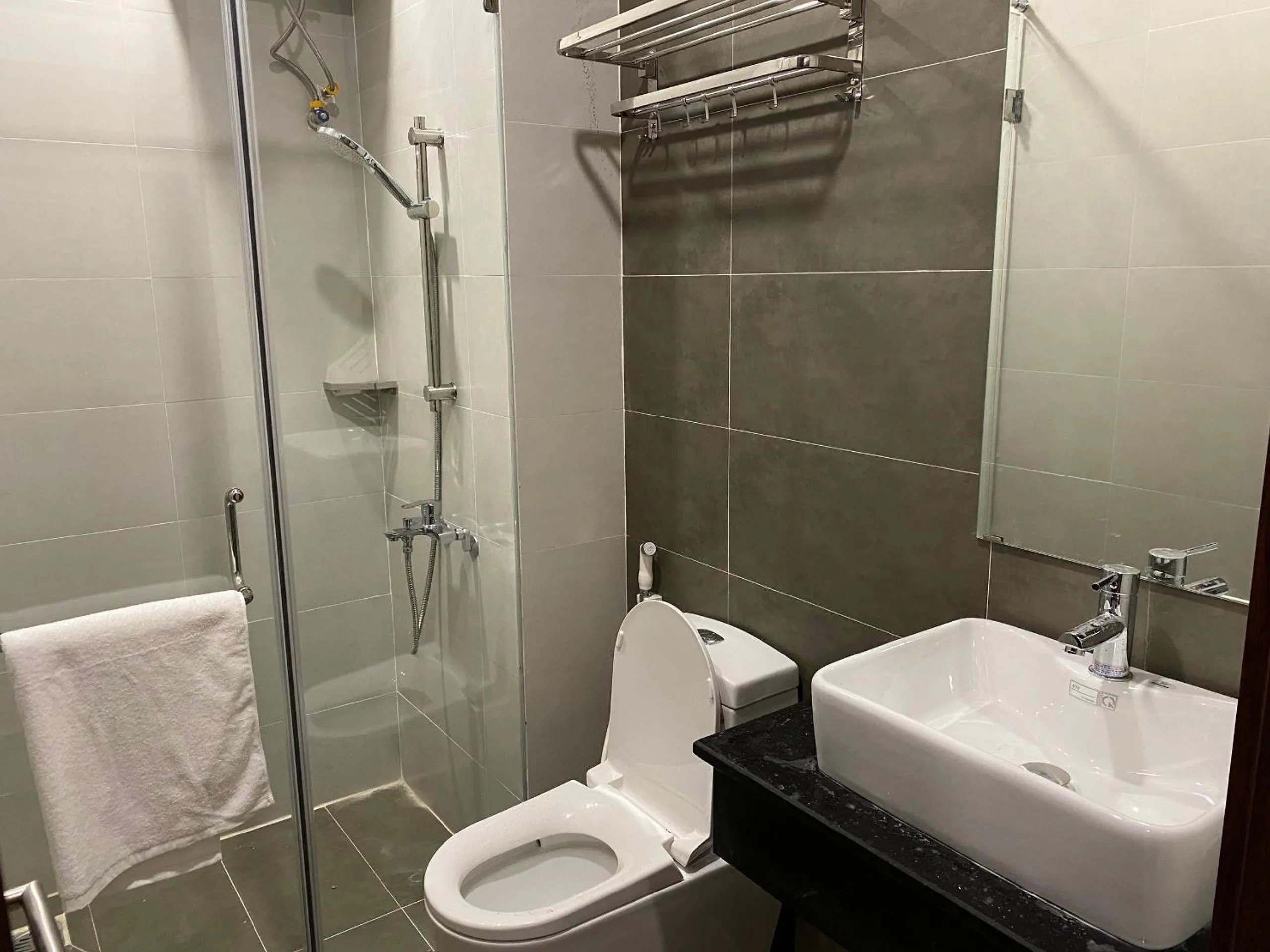 Bathroom in OYO 1161 Puchin Hotel And Apartment