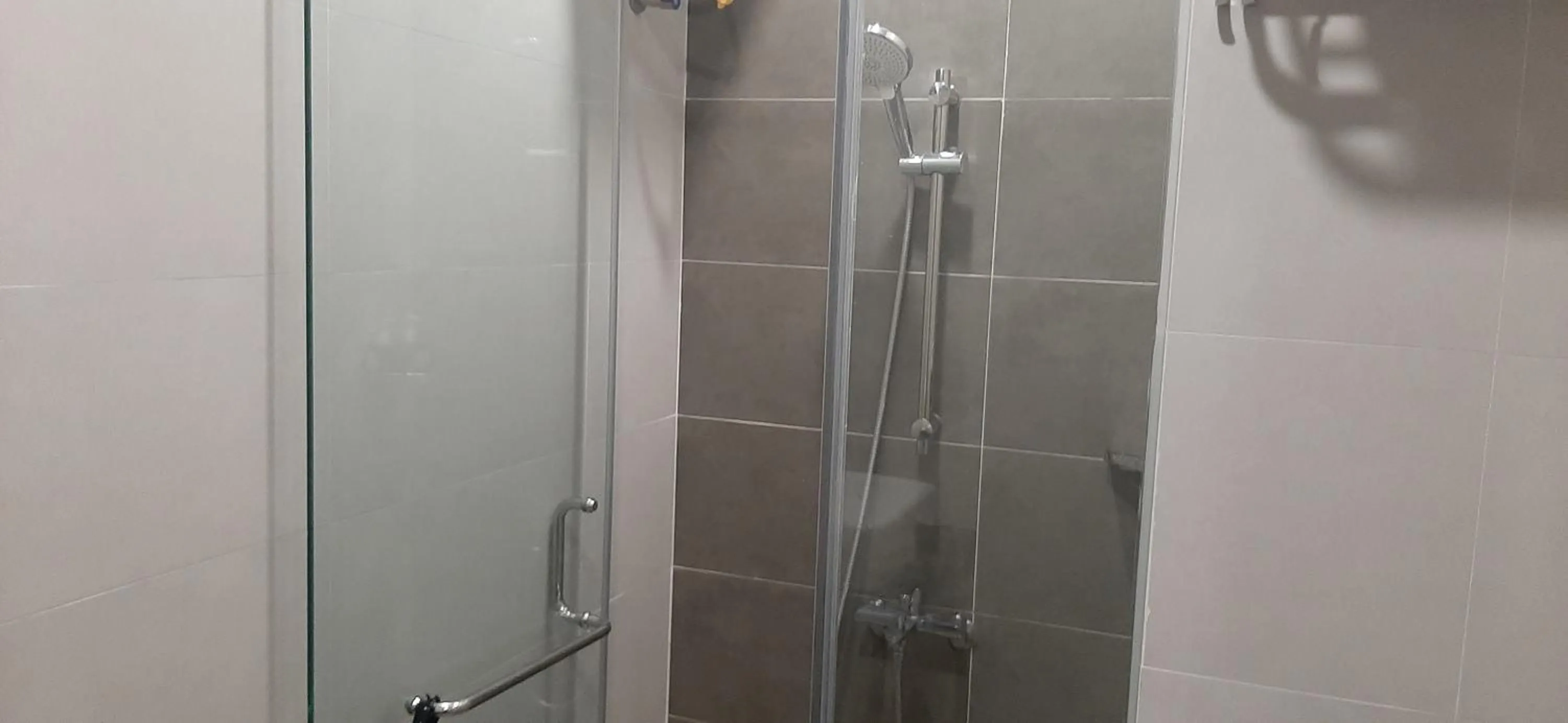 Bathroom in OYO 1161 Puchin Hotel And Apartment