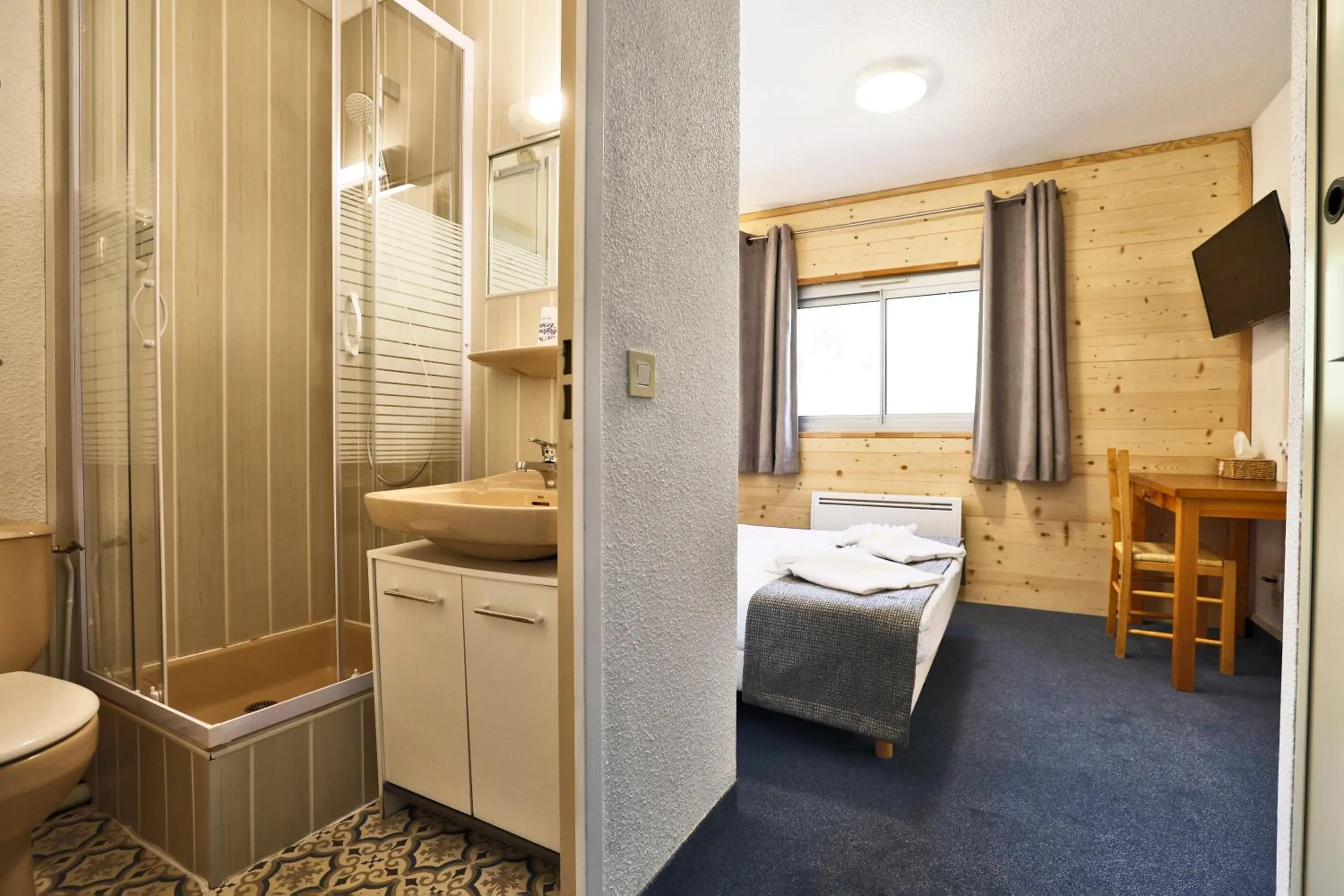 Photo of the whole room, Bed in Le Balcon des Ecrins