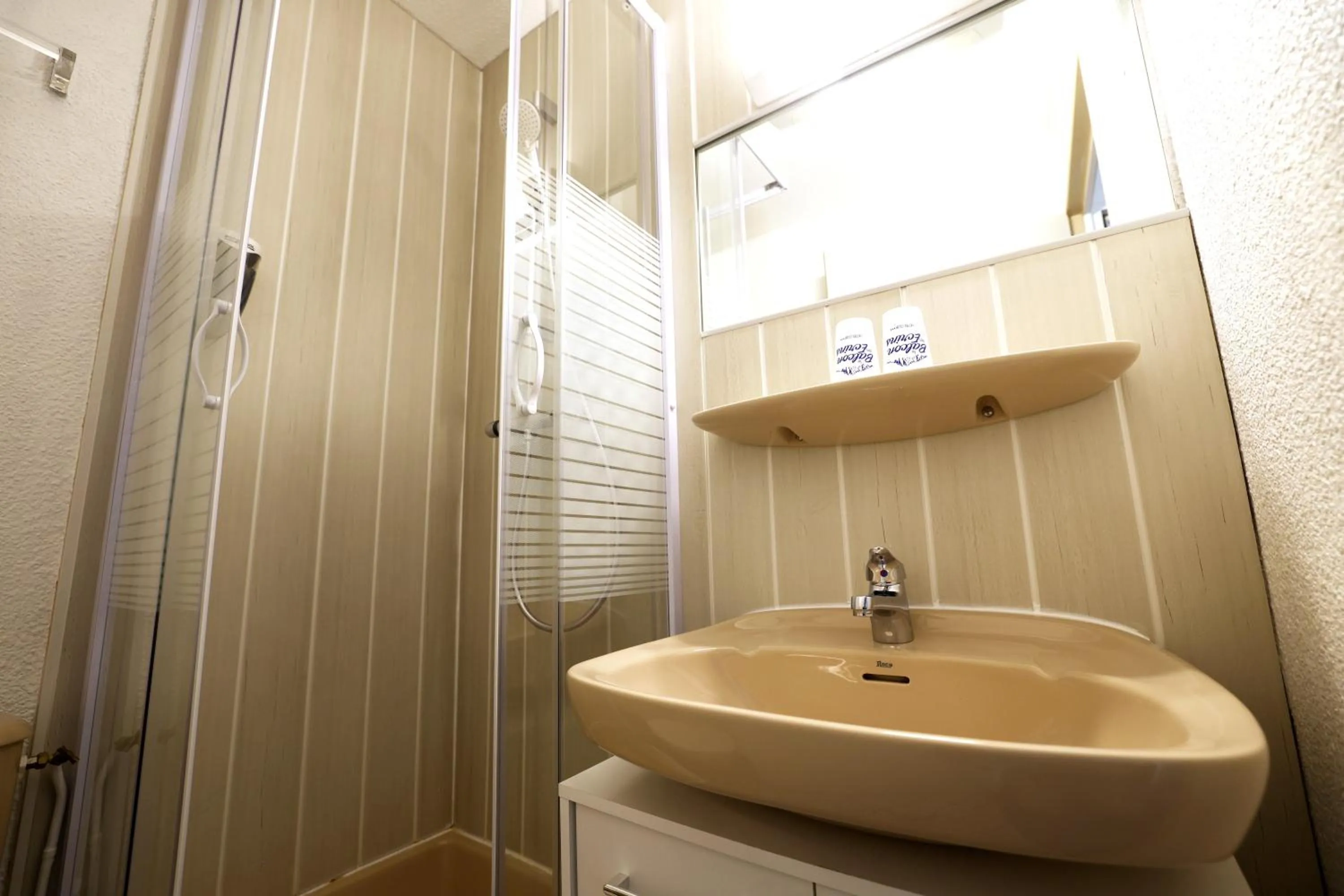 Shower in Le Balcon des Ecrins