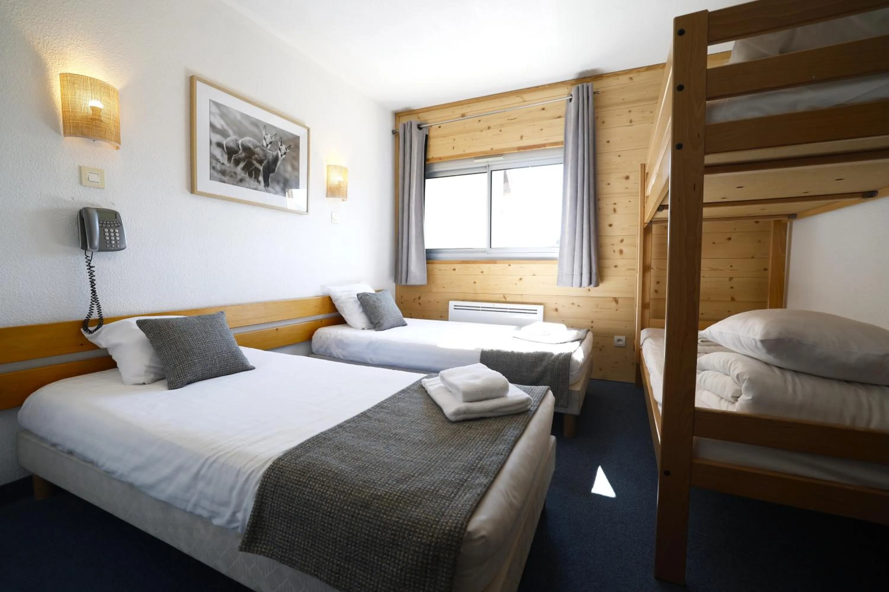 Photo of the whole room, Bed in Le Balcon des Ecrins