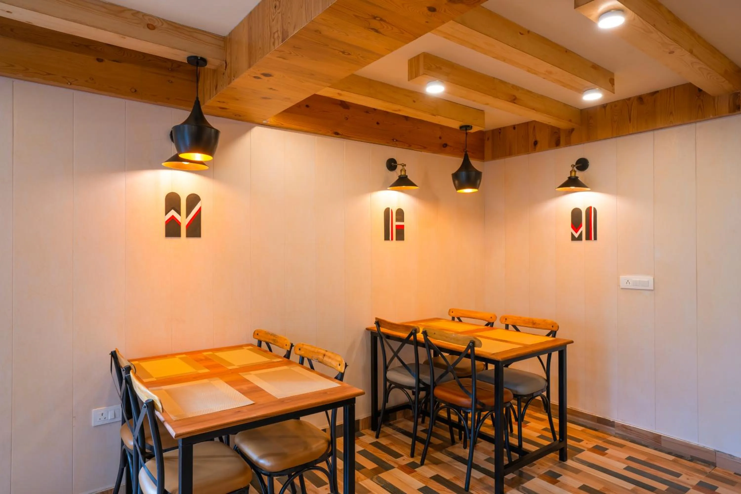 Restaurant/places to eat in Zostel Manali, Vashisht