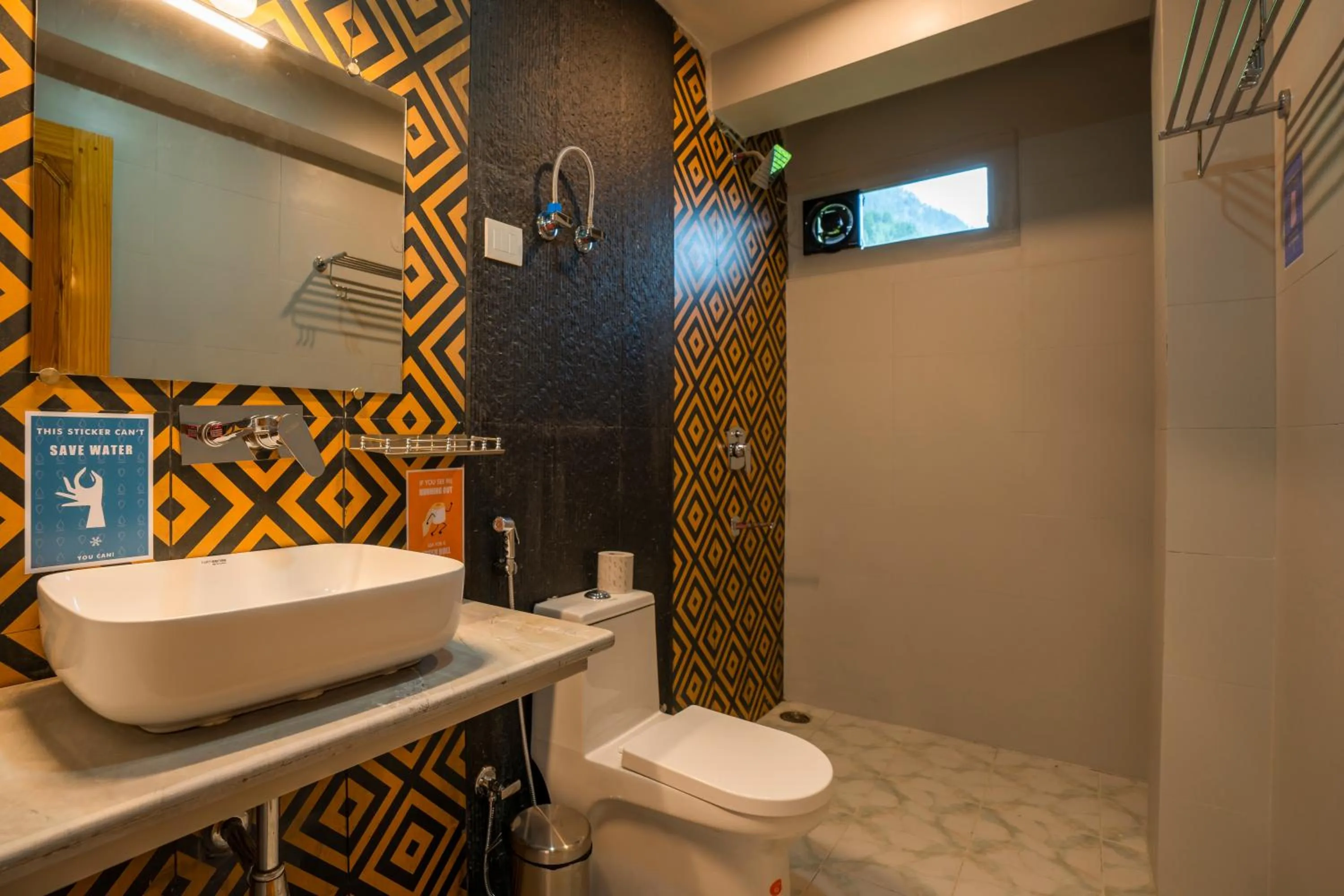 Shower in Zostel Manali, Vashisht