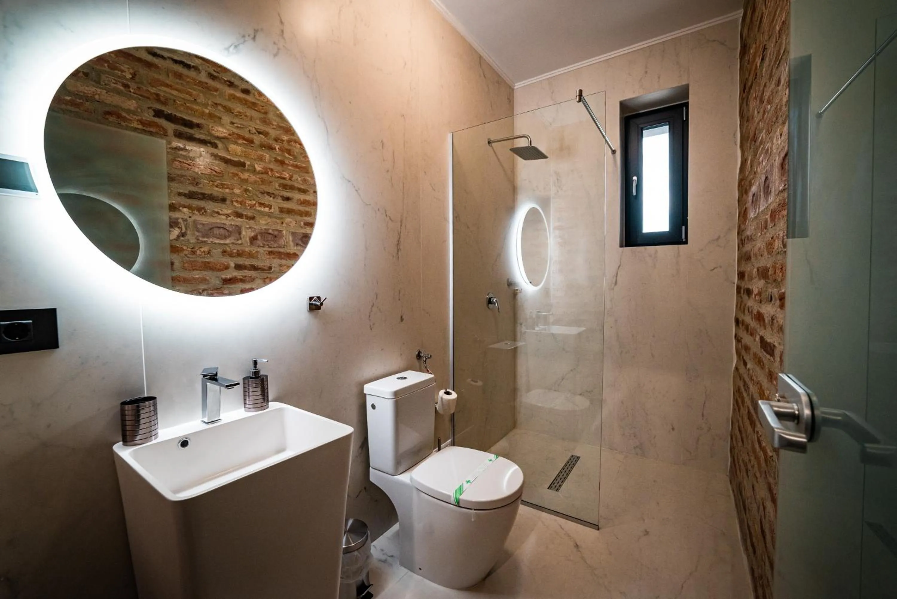 Shower in Mustang Boutique Rooms