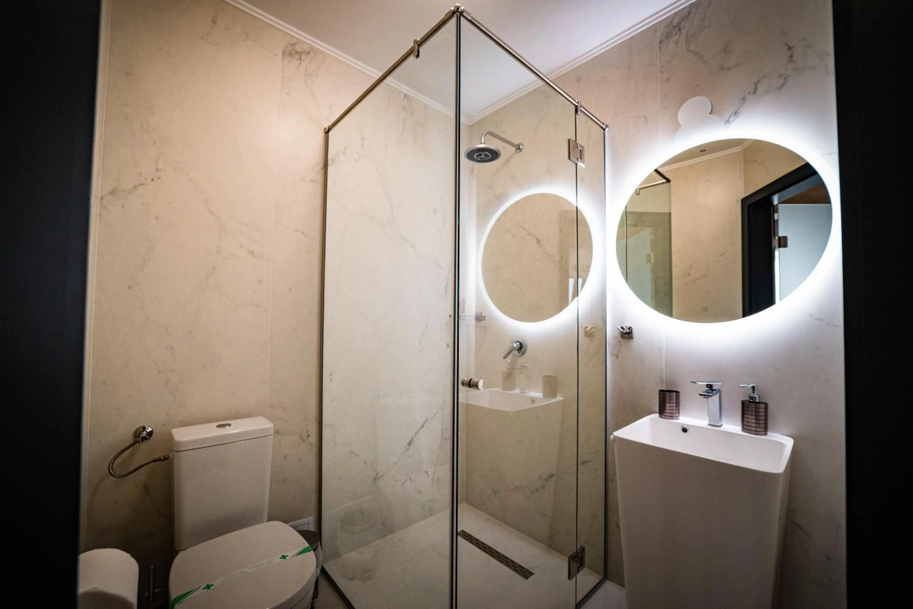 Shower in Mustang Boutique Rooms