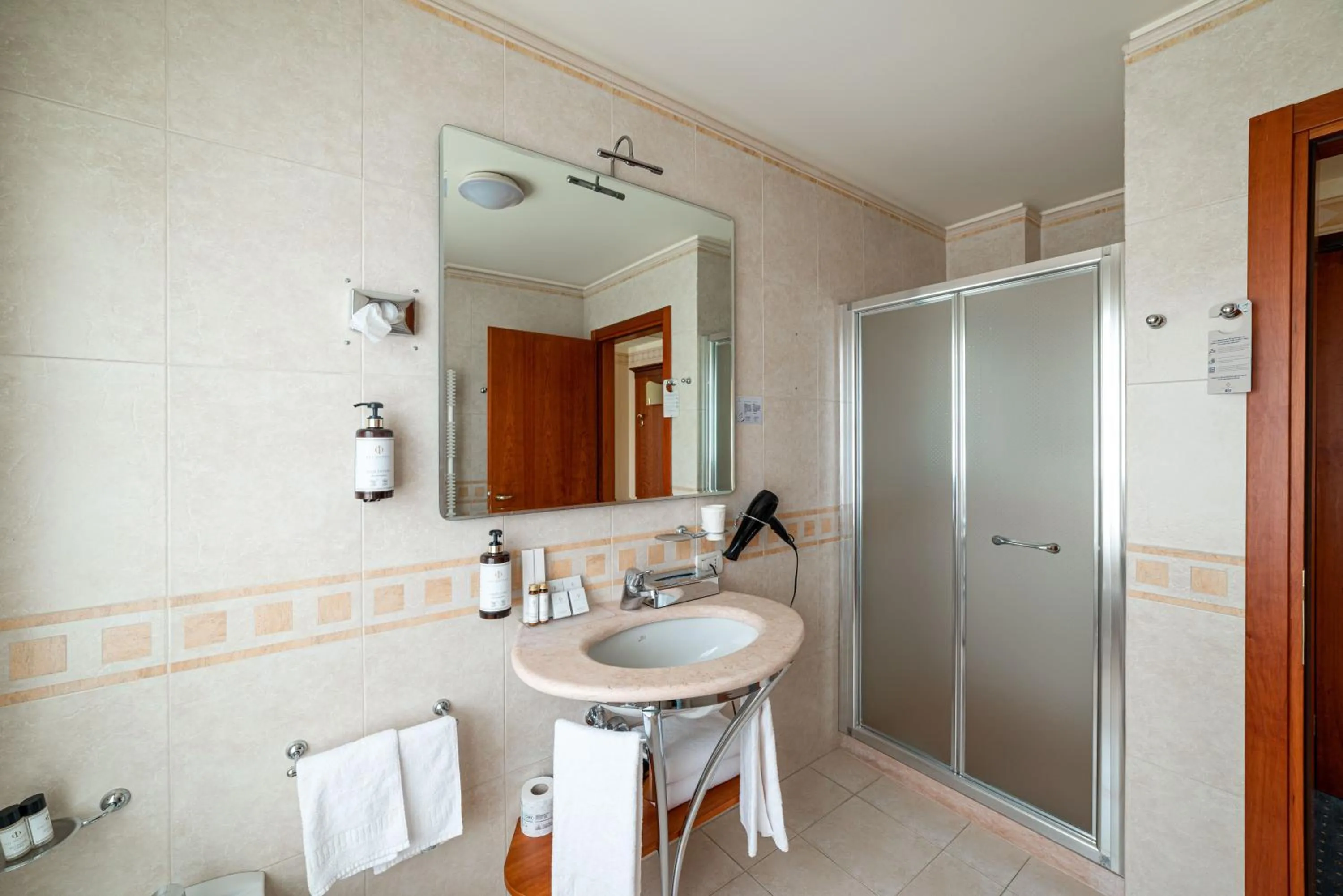 Shower in Phi Hotel Astoria