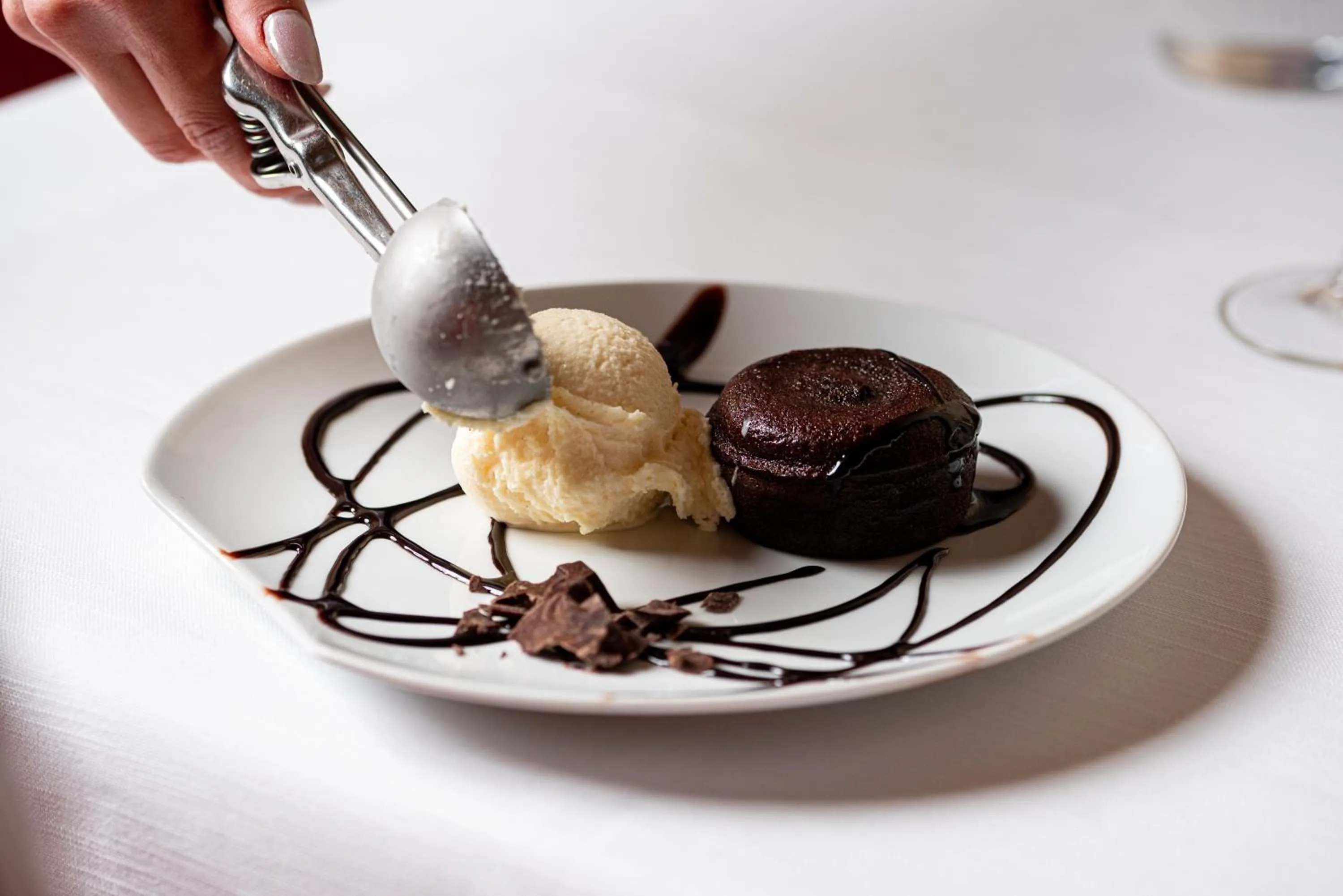 Restaurant/places to eat in Phi Hotel Astoria