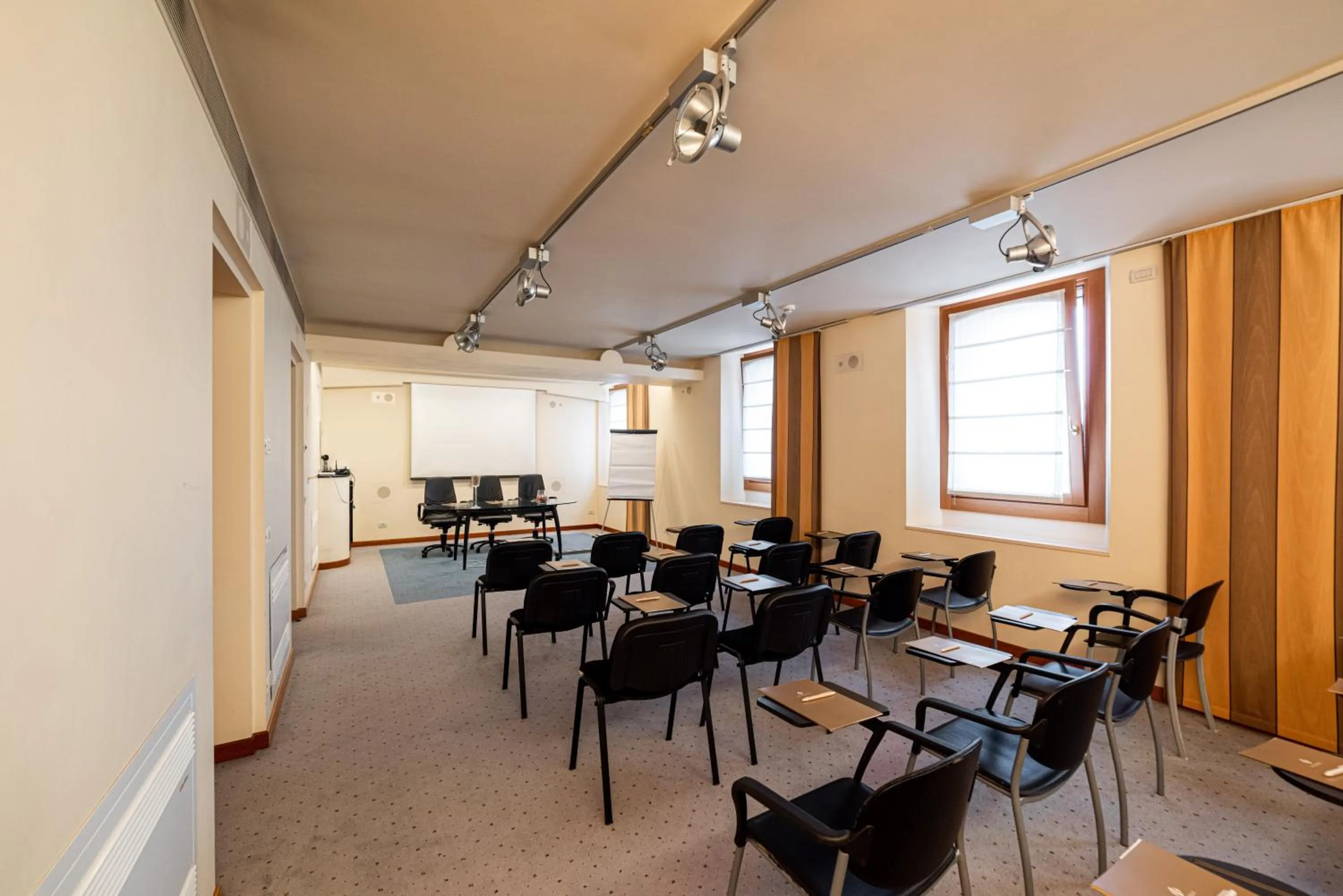 Business facilities in Phi Hotel Astoria