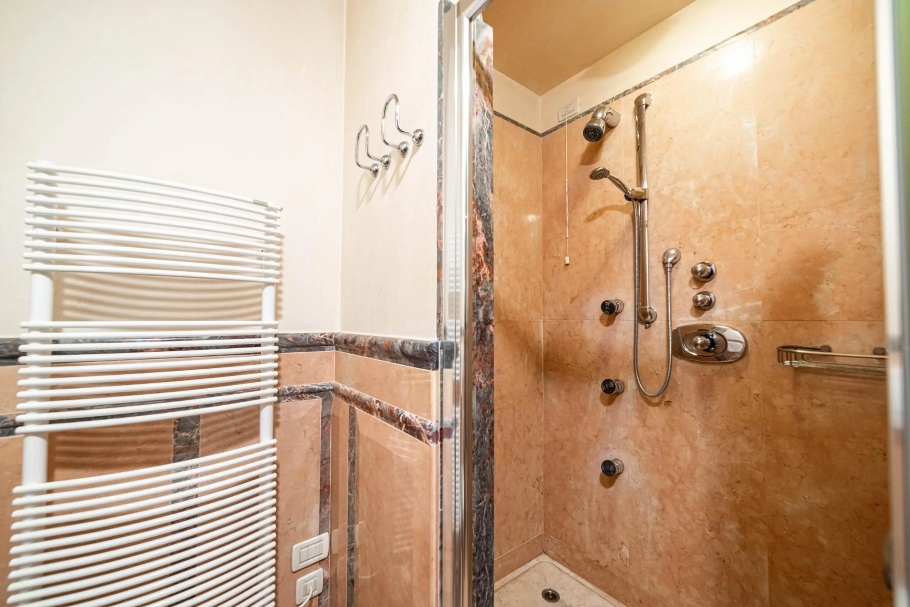 Shower in Phi Hotel Astoria