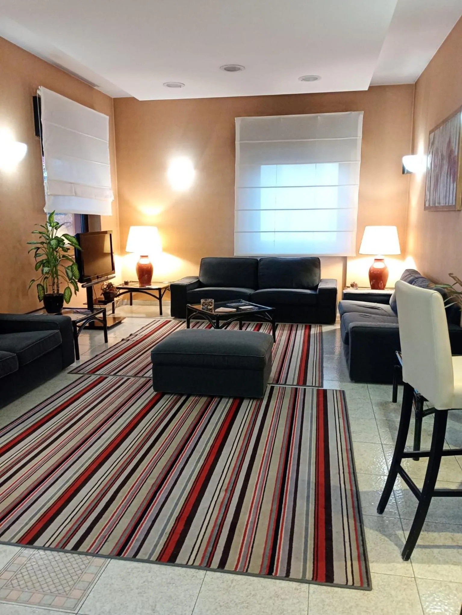 Communal lounge/ TV room in Hotel Des Alpes