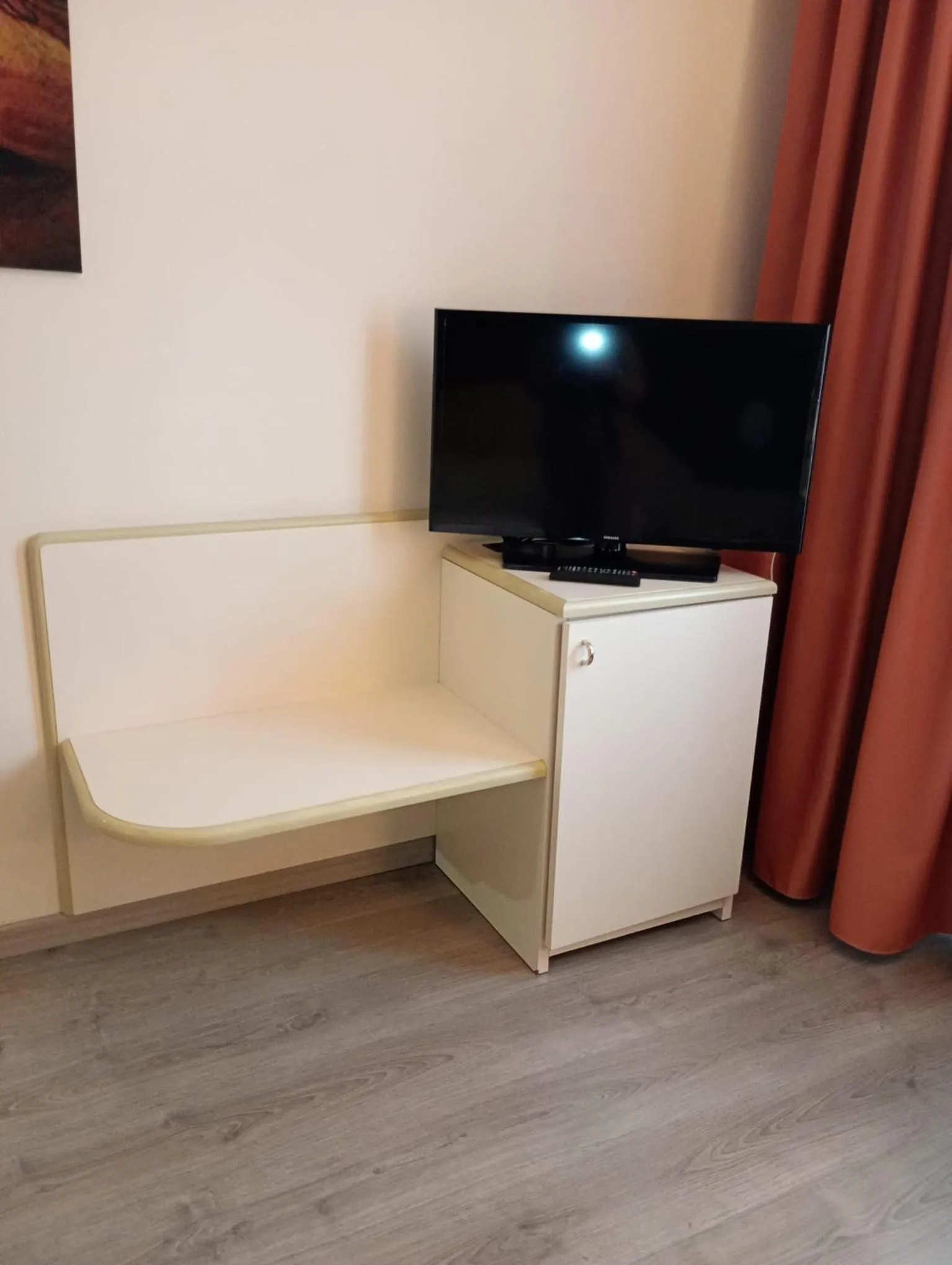 TV and multimedia in Hotel Des Alpes