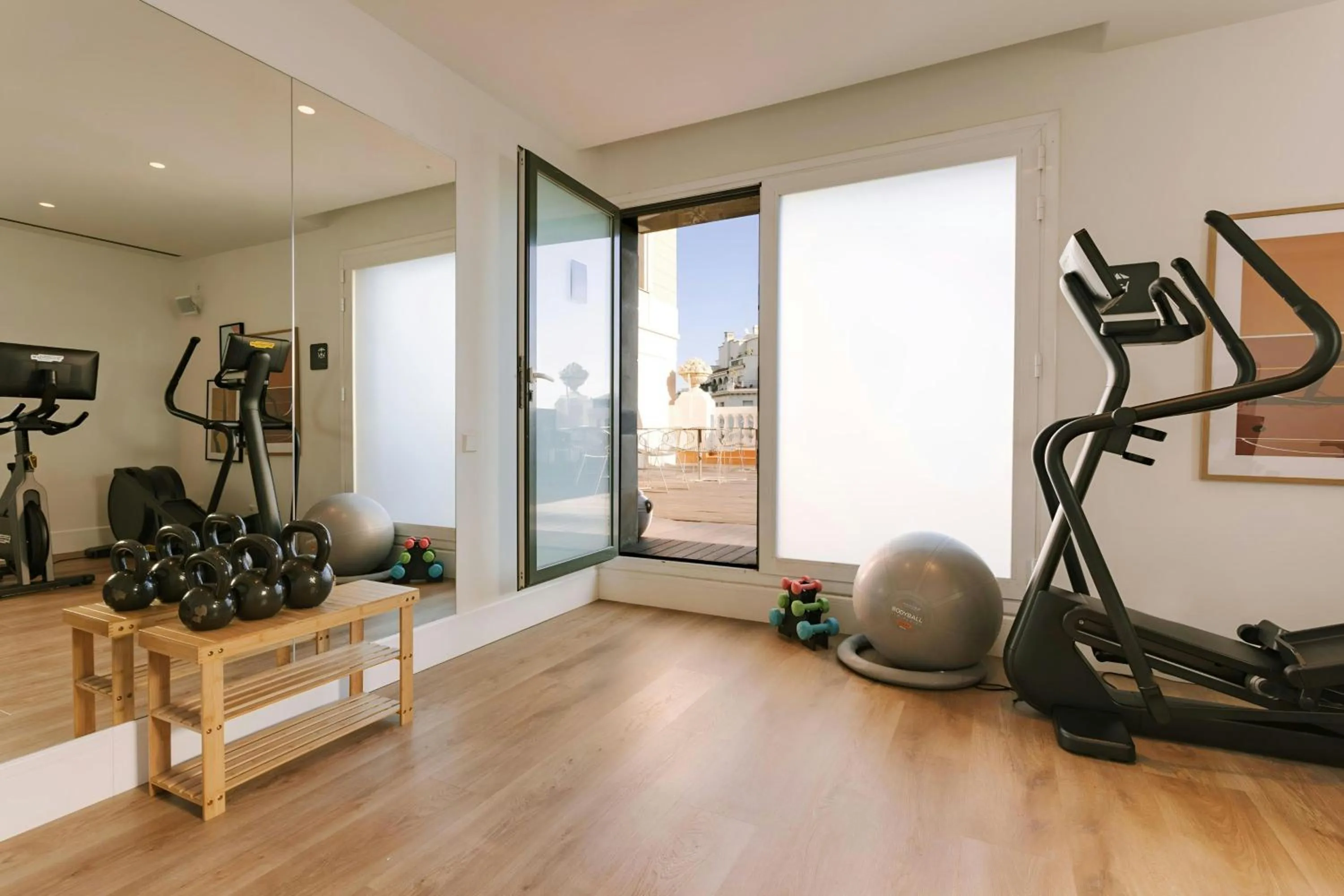 Fitness centre/facilities in Paseo de Gracia Hotel, Sonder by Marriott Bonvoy