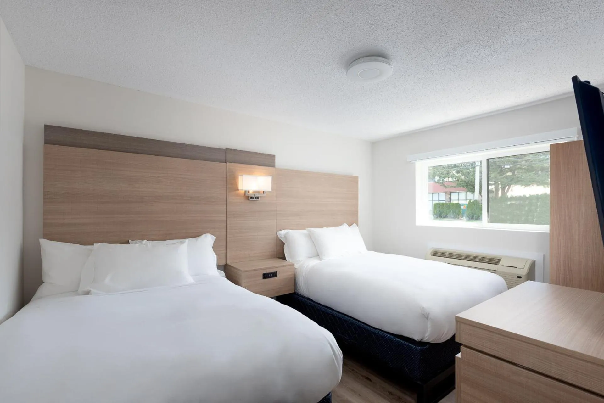 Bed in Harrison Grand Motel