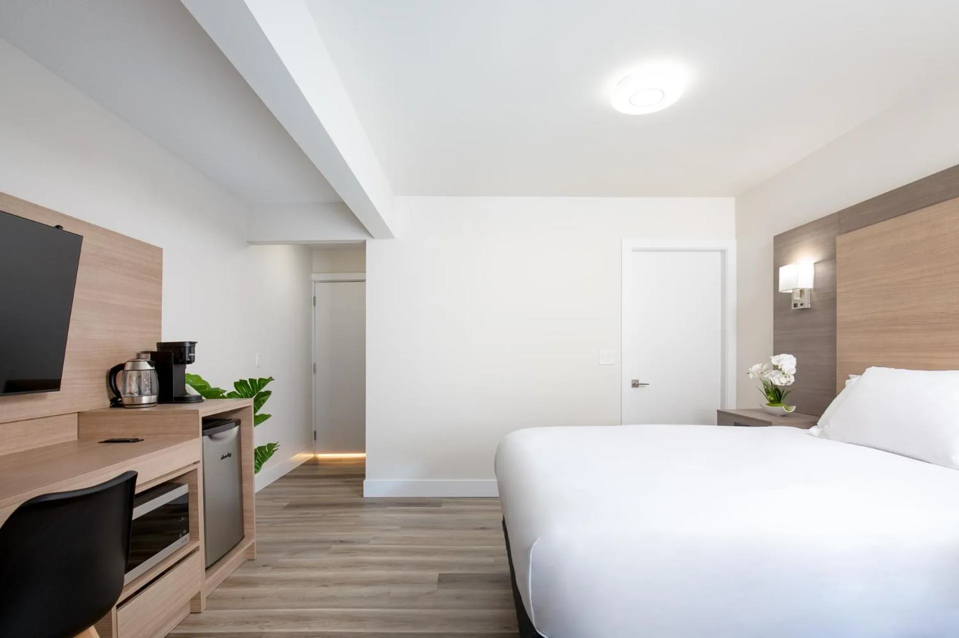 Bedroom, Bed in Harrison Grand Motel