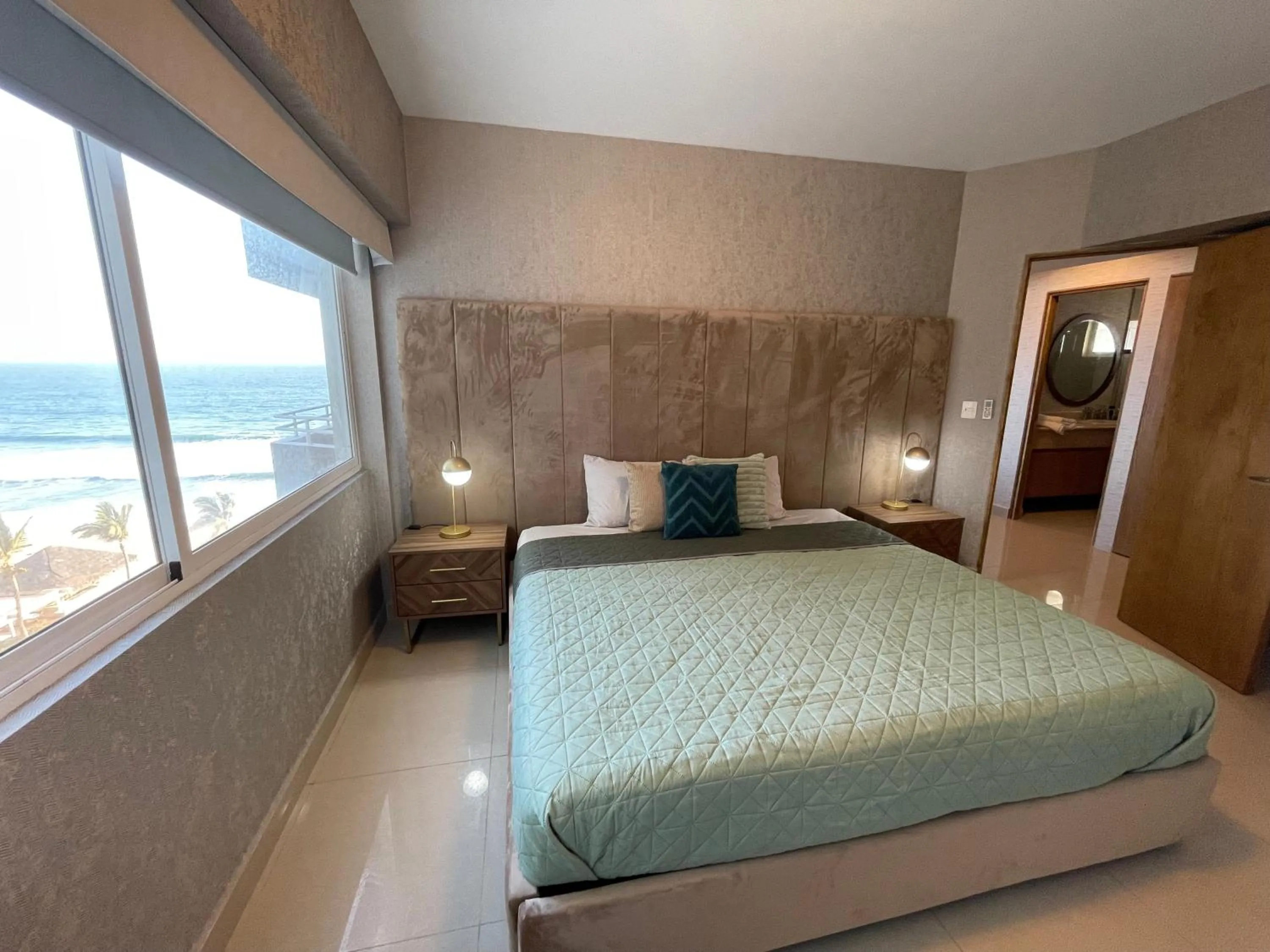 Bed in Quintas Del Mar II condominio con vista al mar