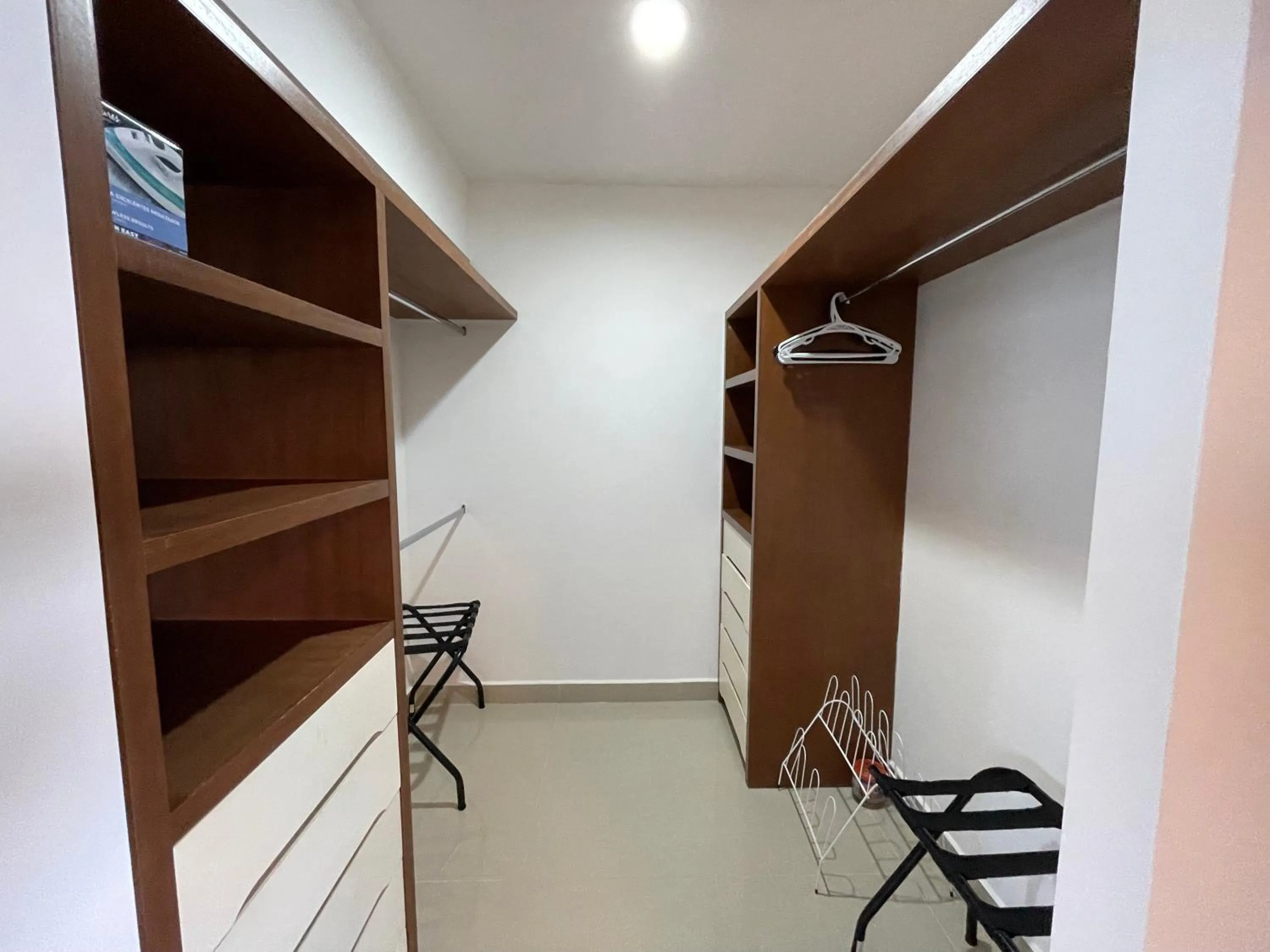 wardrobe in Quintas Del Mar II condominio con vista al mar