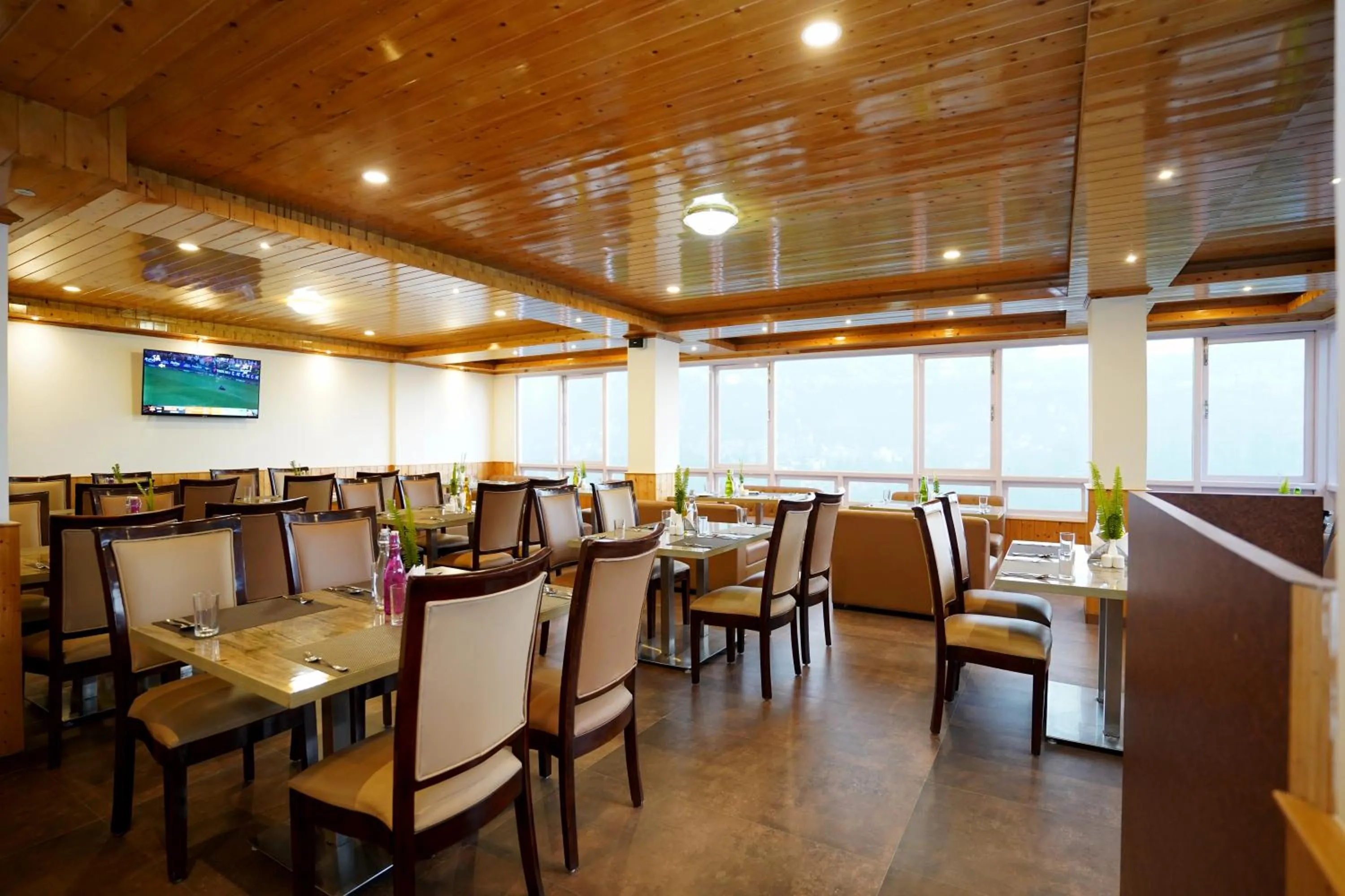 Restaurant/places to eat in Treenz Hotel