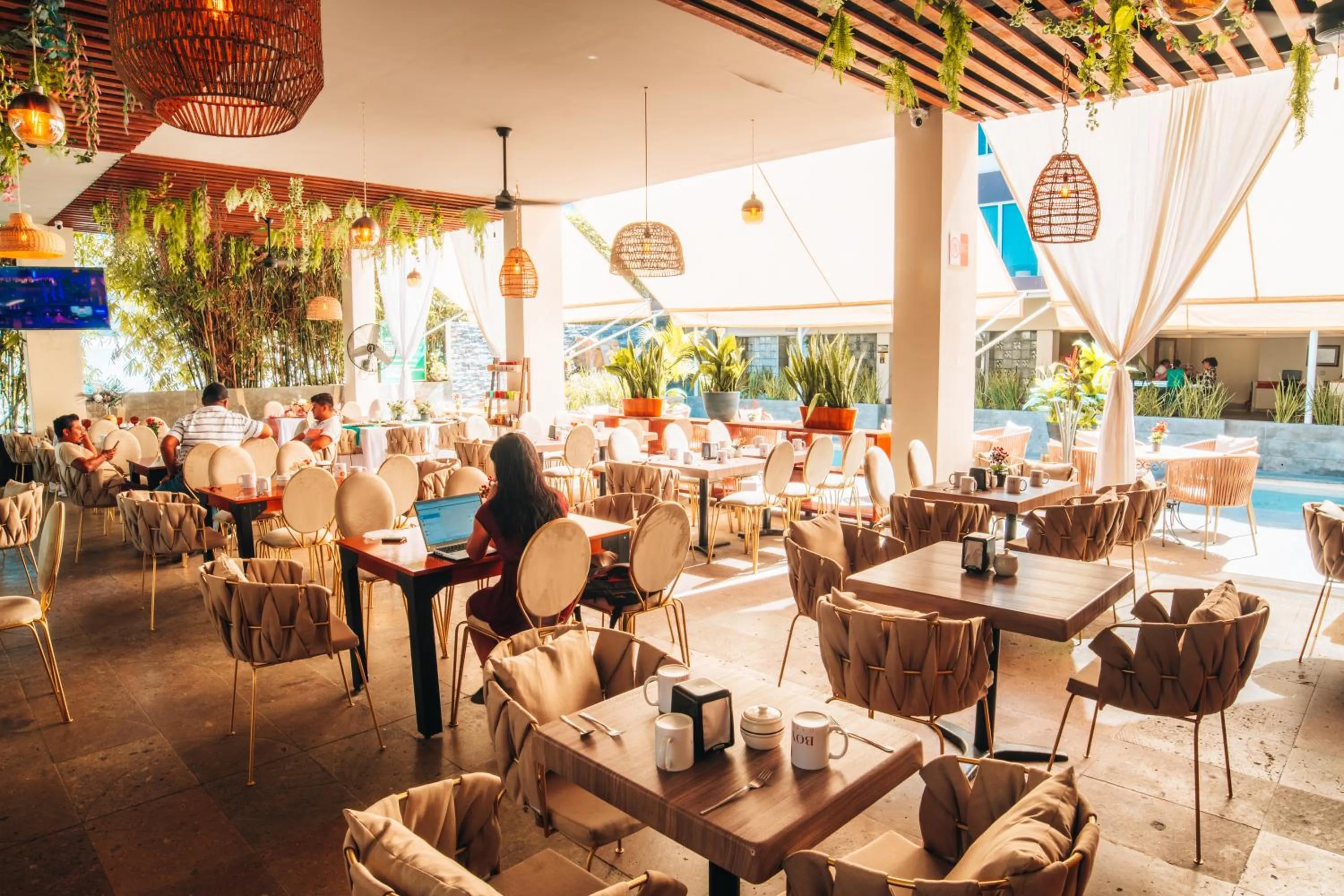 Restaurant/places to eat in Eco City Hoteles