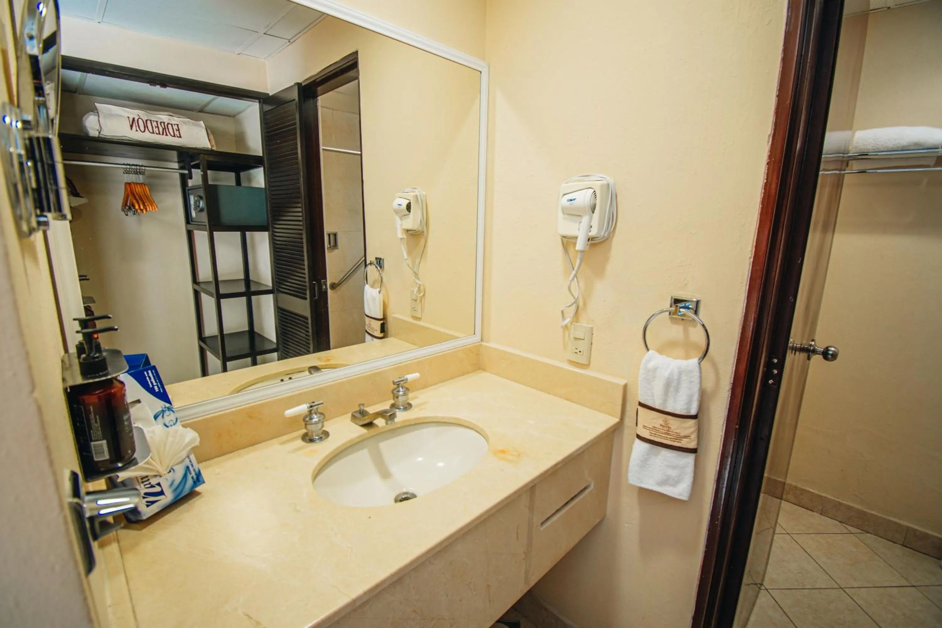 Shower in Eco City Hoteles