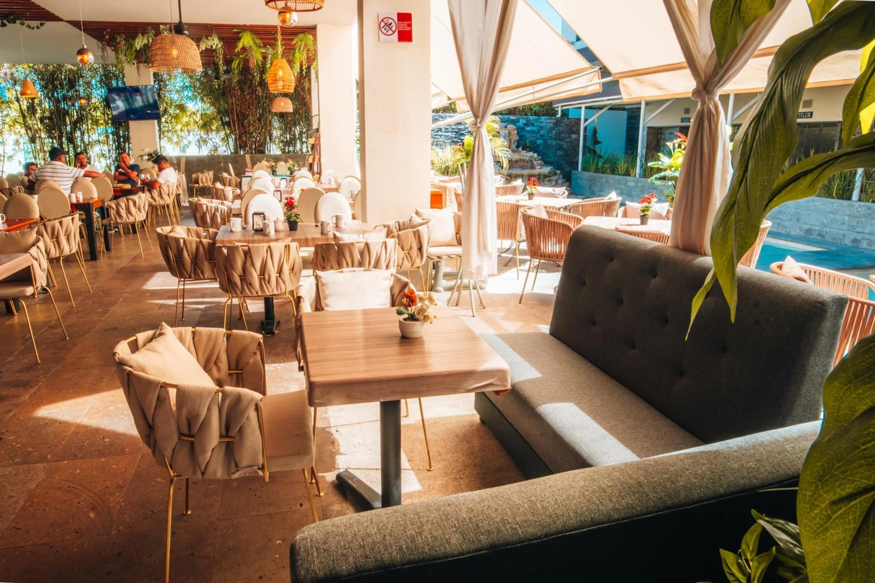 Restaurant/places to eat in Eco City Hoteles