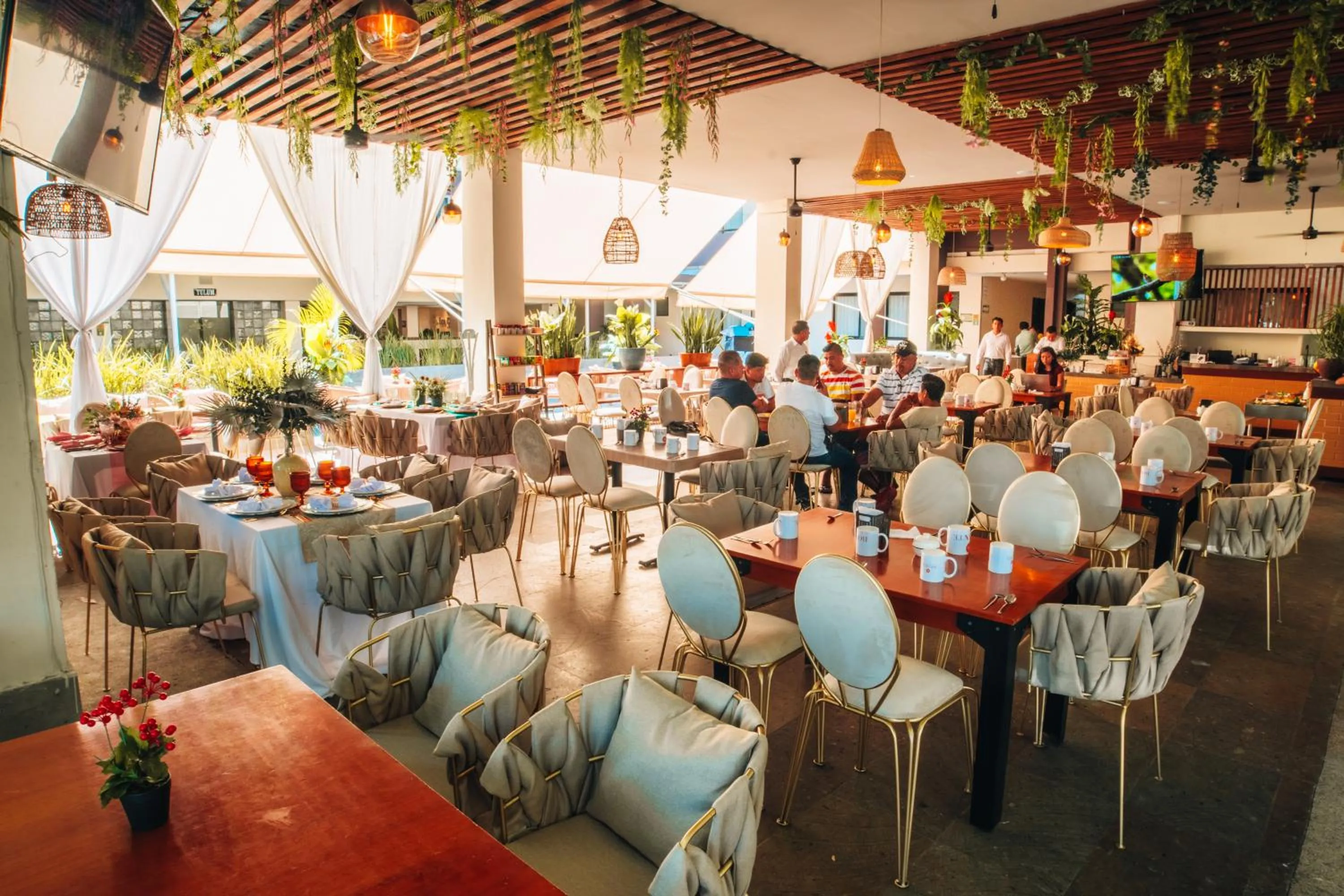 Restaurant/places to eat in Eco City Hoteles