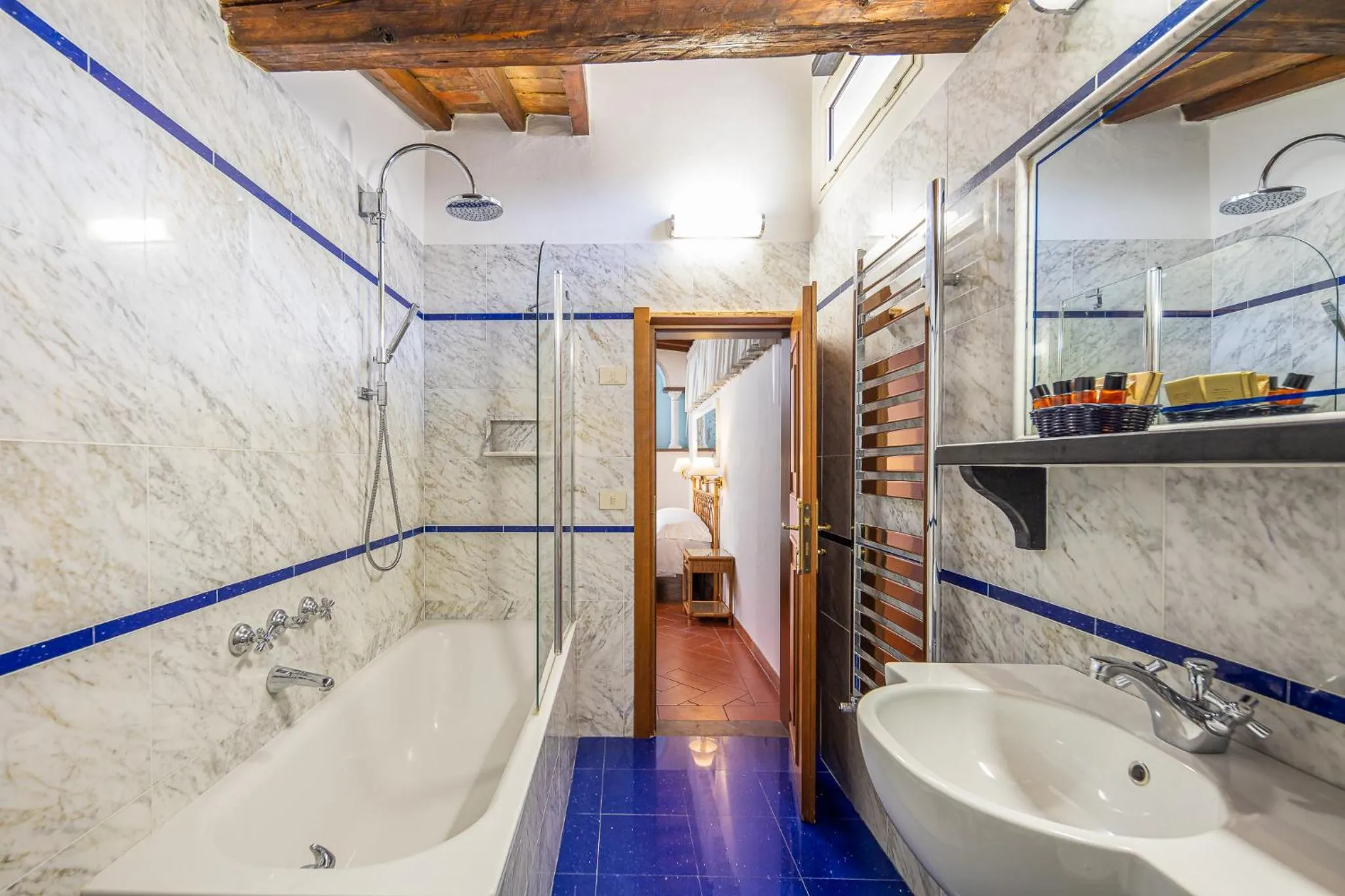 Shower in Hotel City