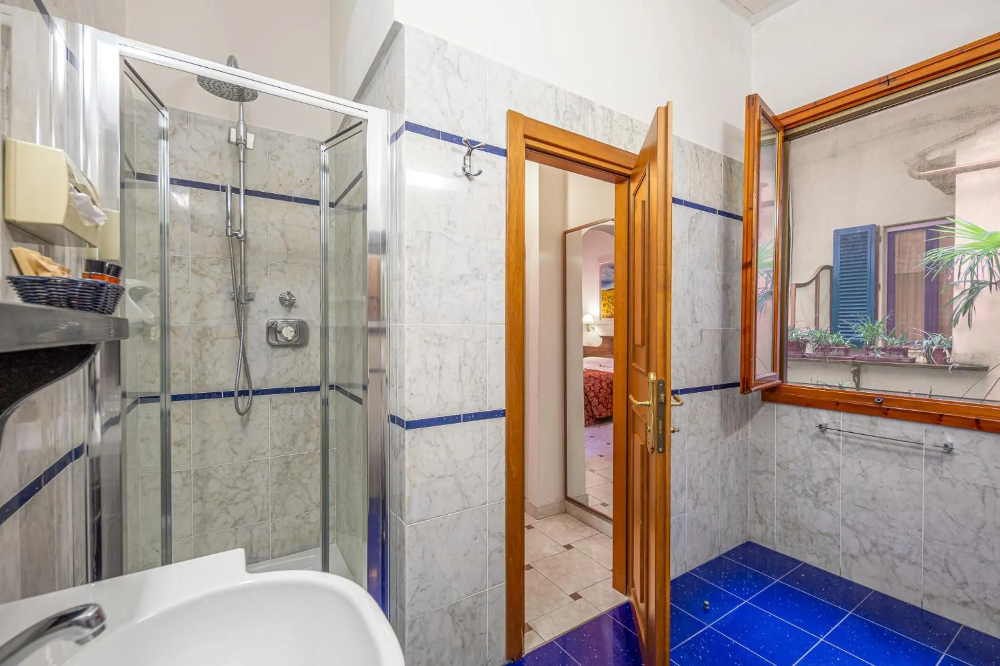 Shower in Hotel City