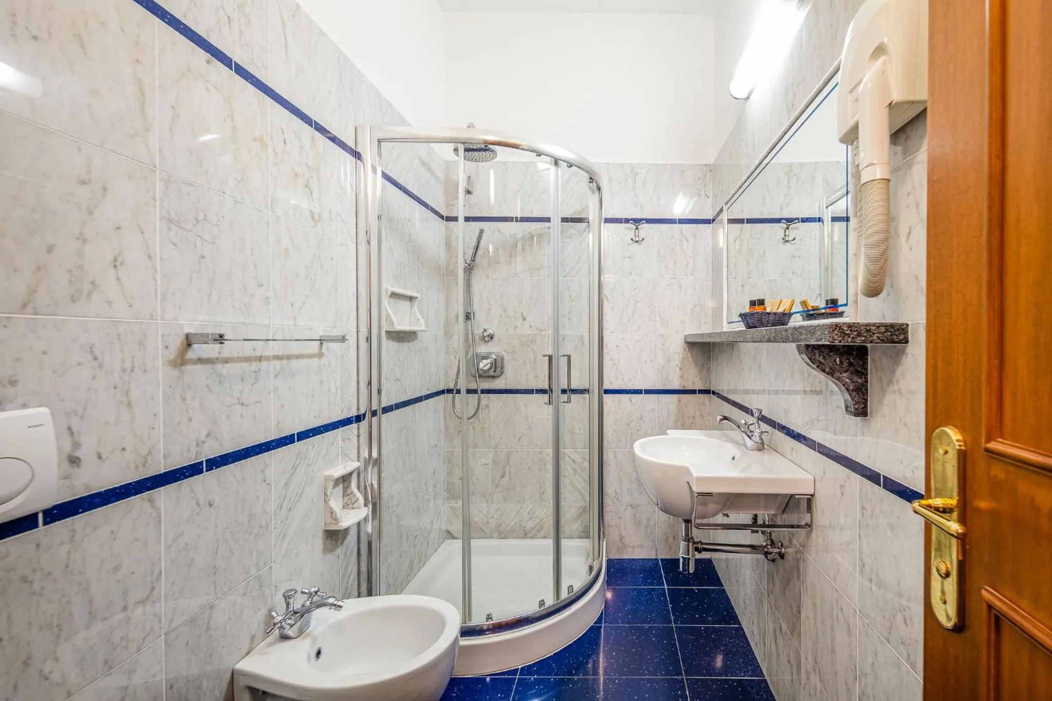 Shower in Hotel City