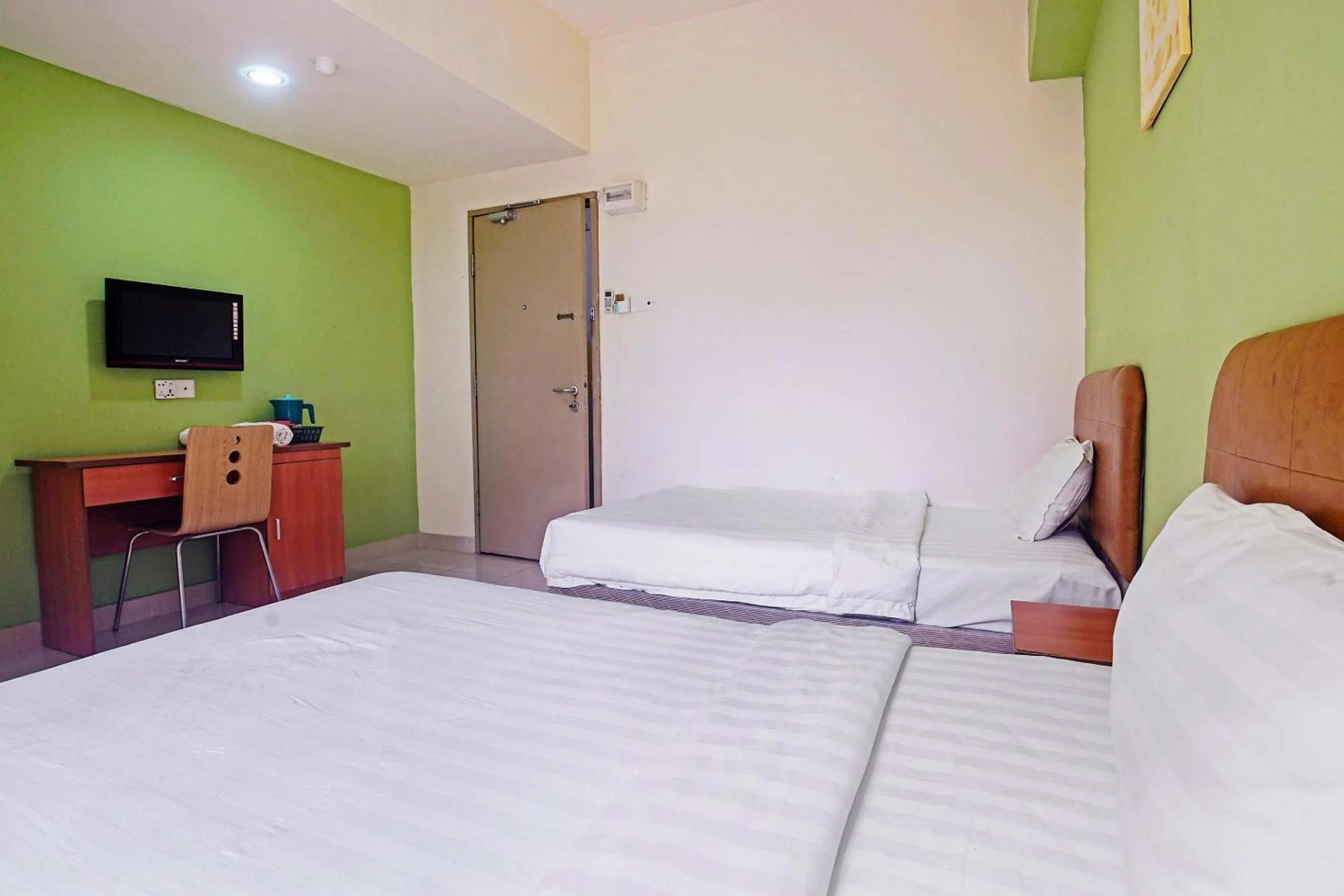 Bedroom, Bed in Hotel O Night Queen salak Tinggi