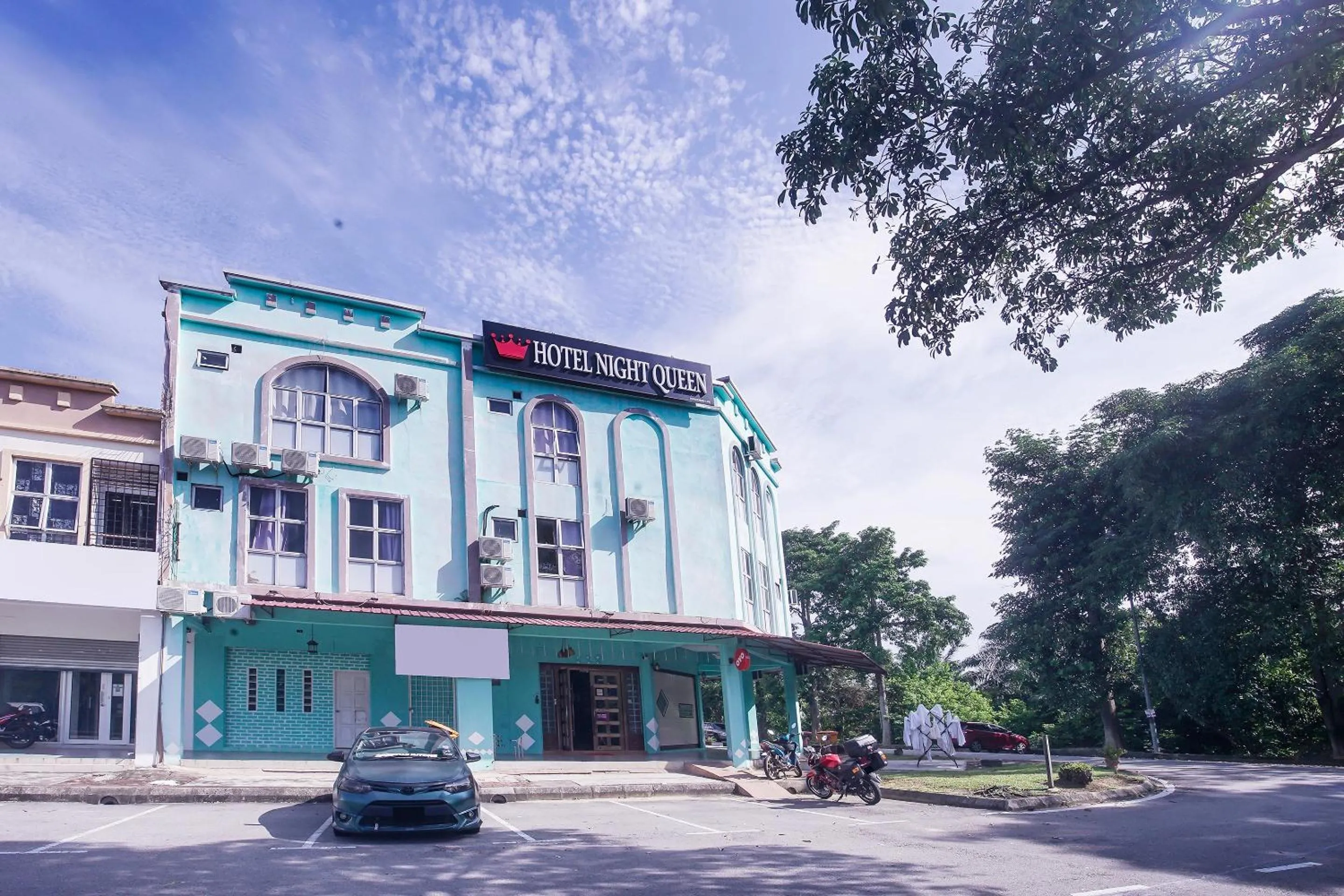 Facade/entrance in Hotel O Night Queen salak Tinggi