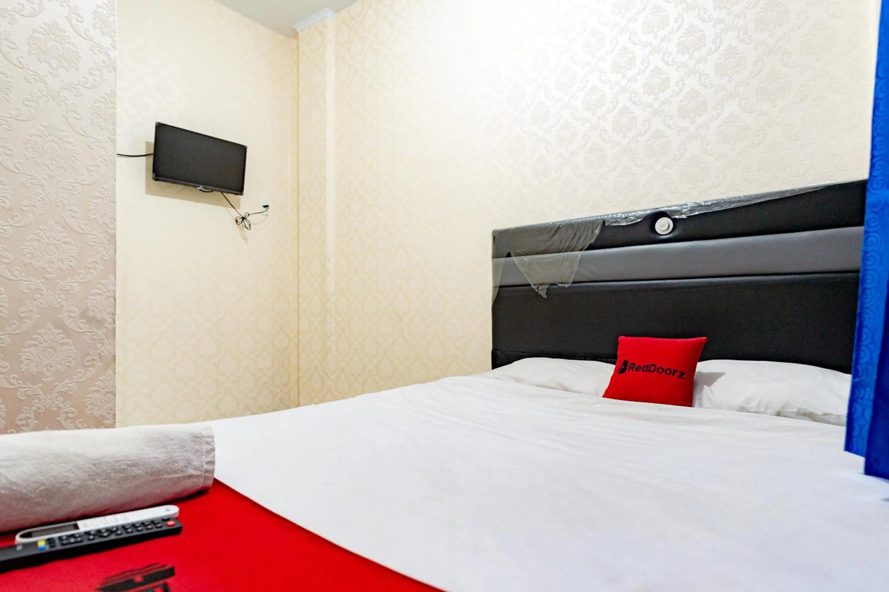 Bed in RedDoorz Near RSUD Dr Pringadi Medan 3