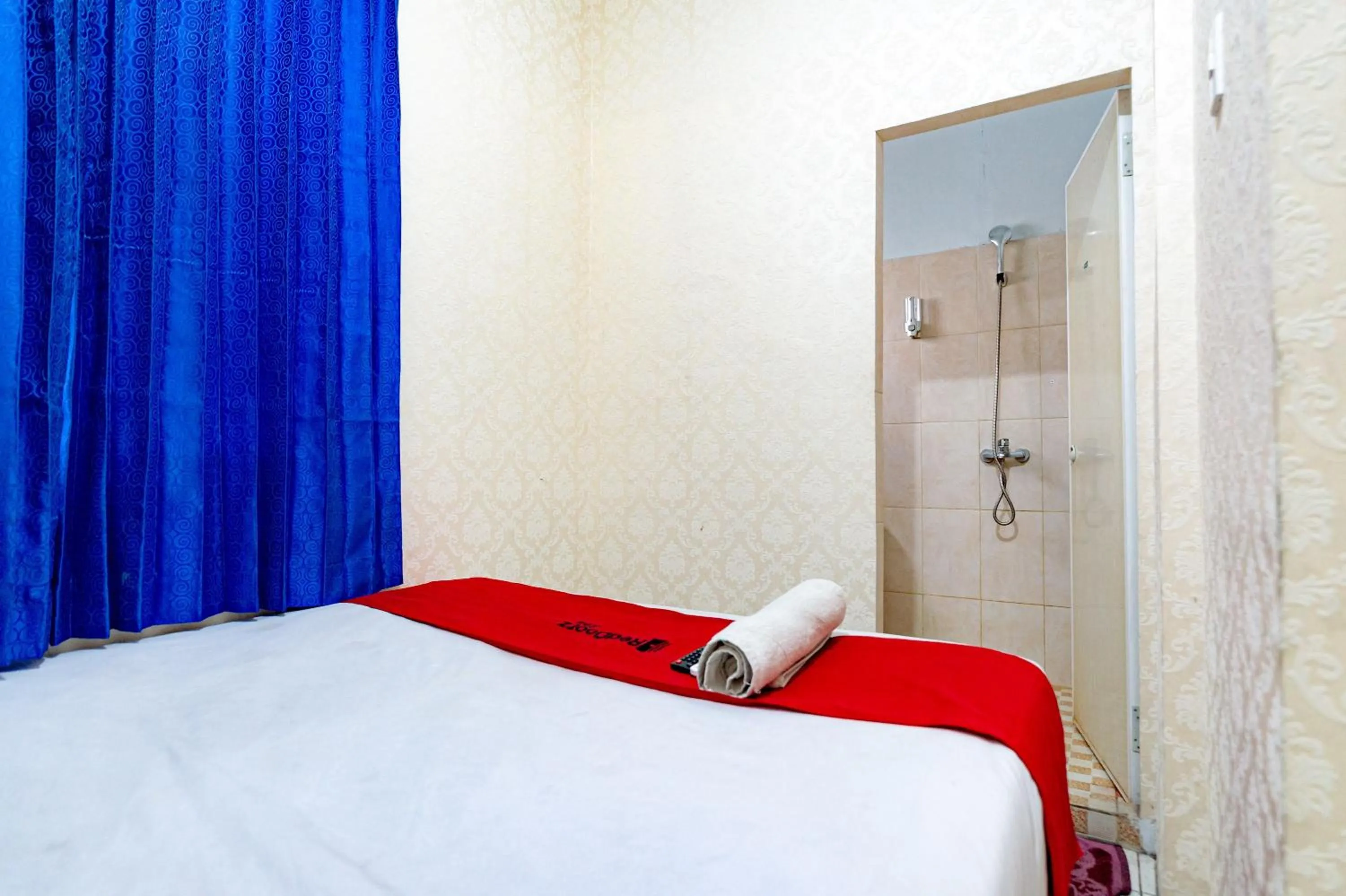 Bed in RedDoorz Near RSUD Dr Pringadi Medan 3