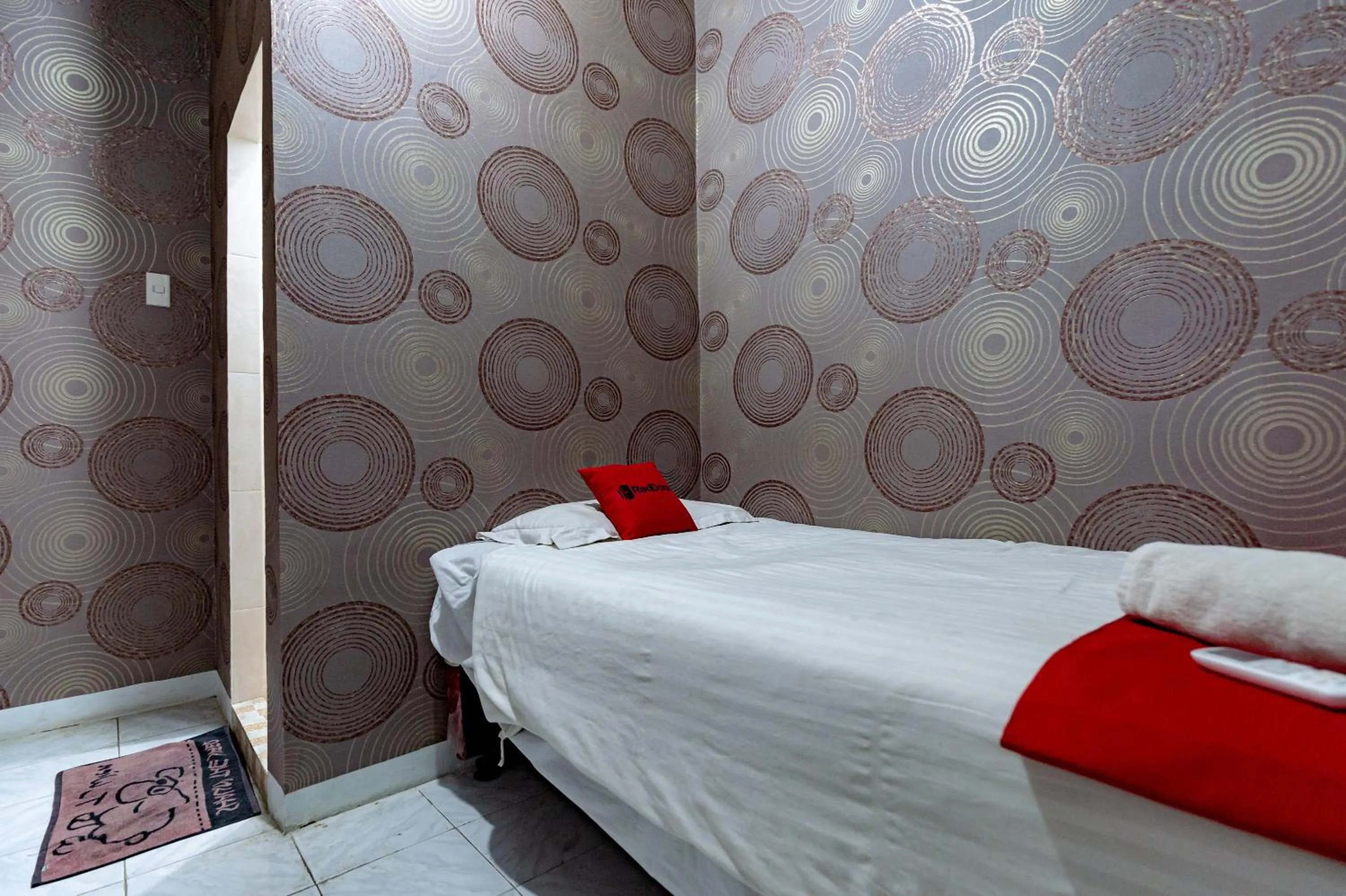 Bed in RedDoorz Near RSUD Dr Pringadi Medan 3