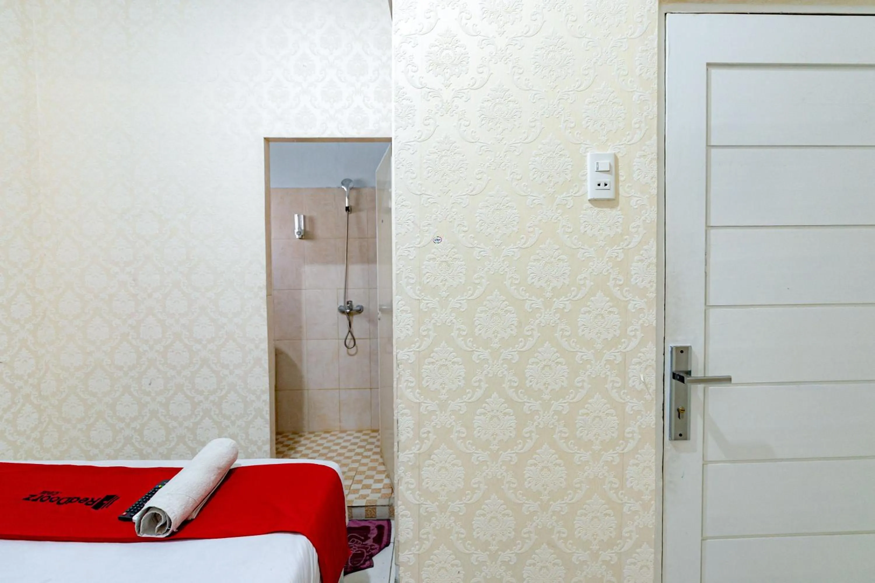 Bed in RedDoorz Near RSUD Dr Pringadi Medan 3