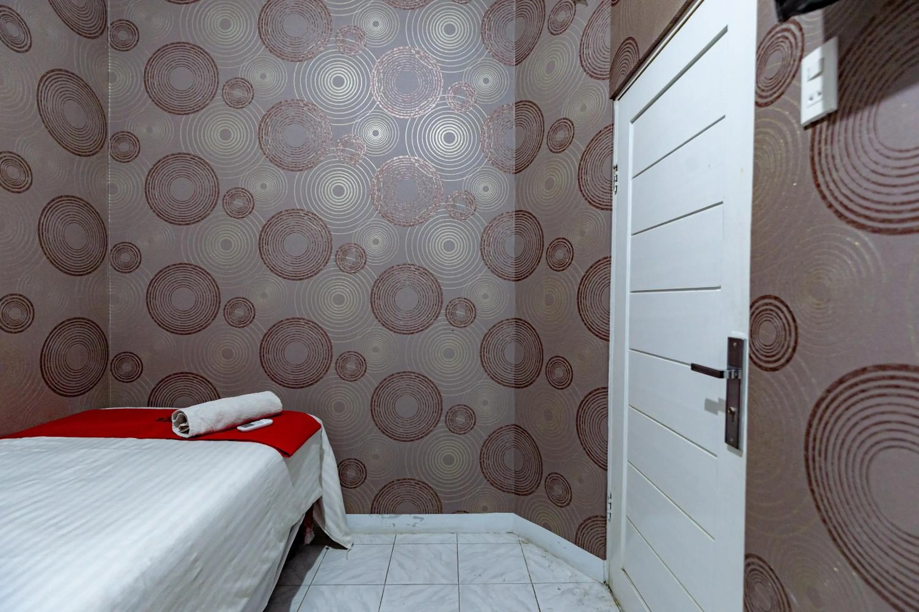 Bed in RedDoorz Near RSUD Dr Pringadi Medan 3