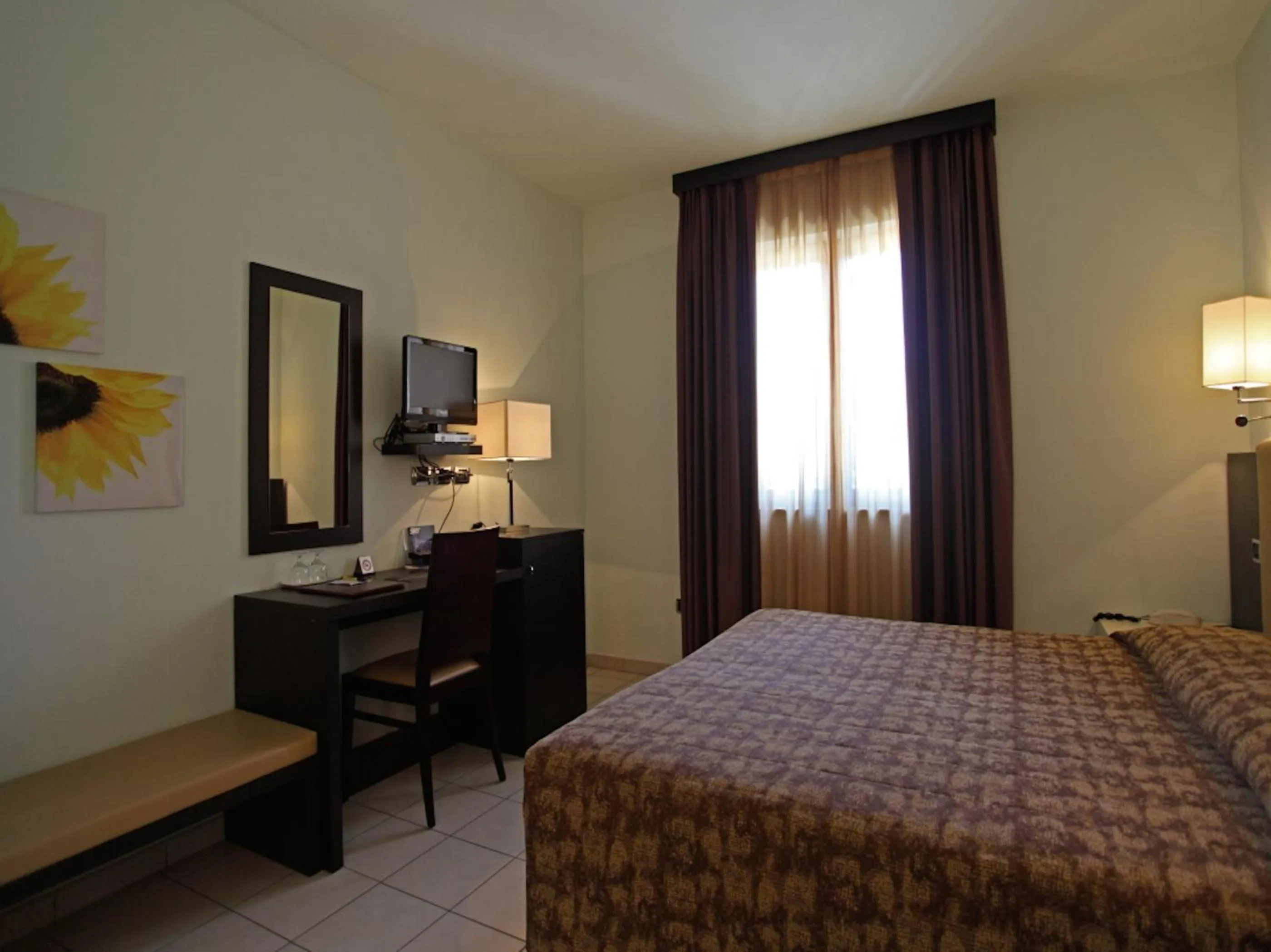 Bedroom, Bed in Euro Hotel