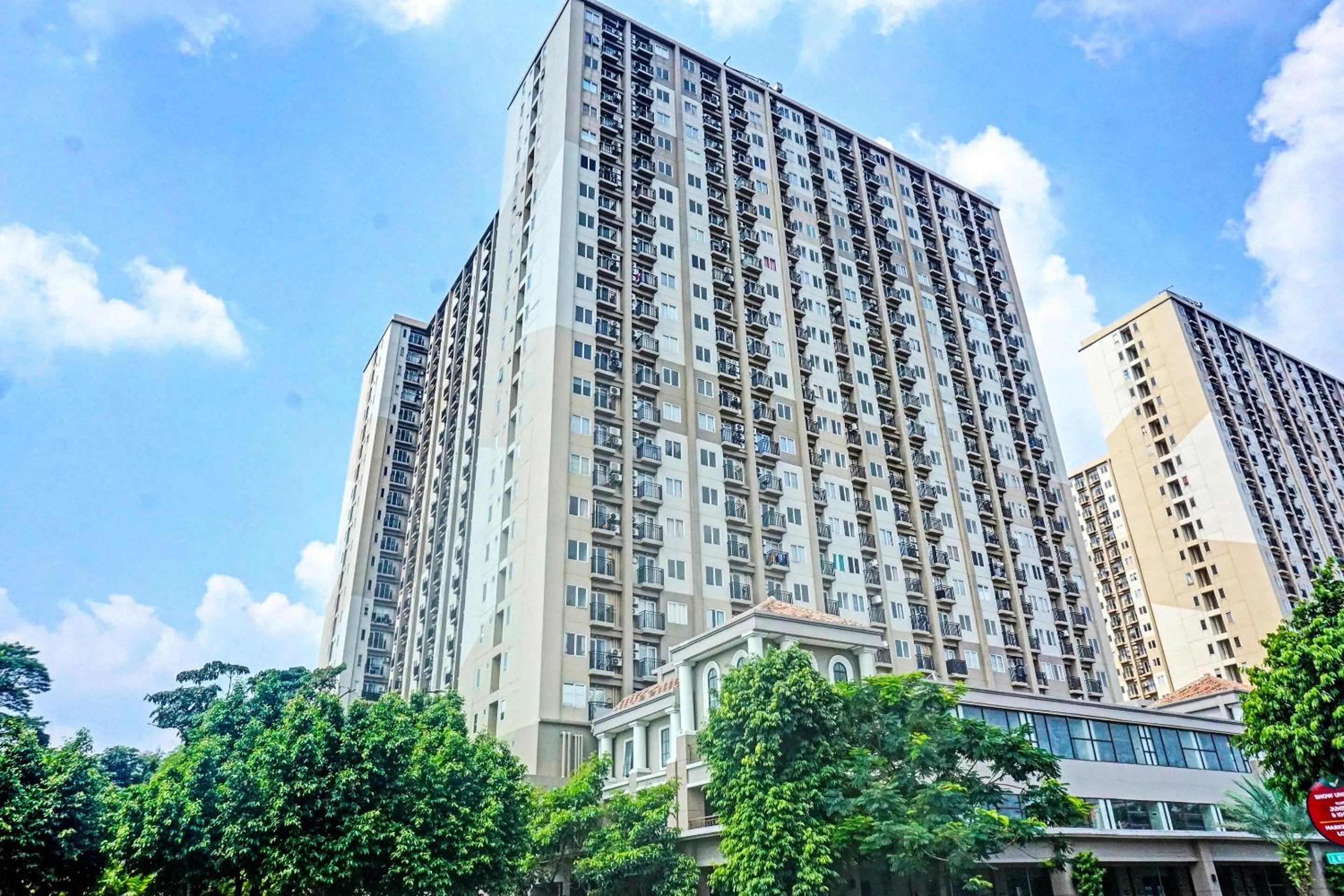 Facade/entrance in OYO 91217 Skyland @ Pgv Near Gunung Putri