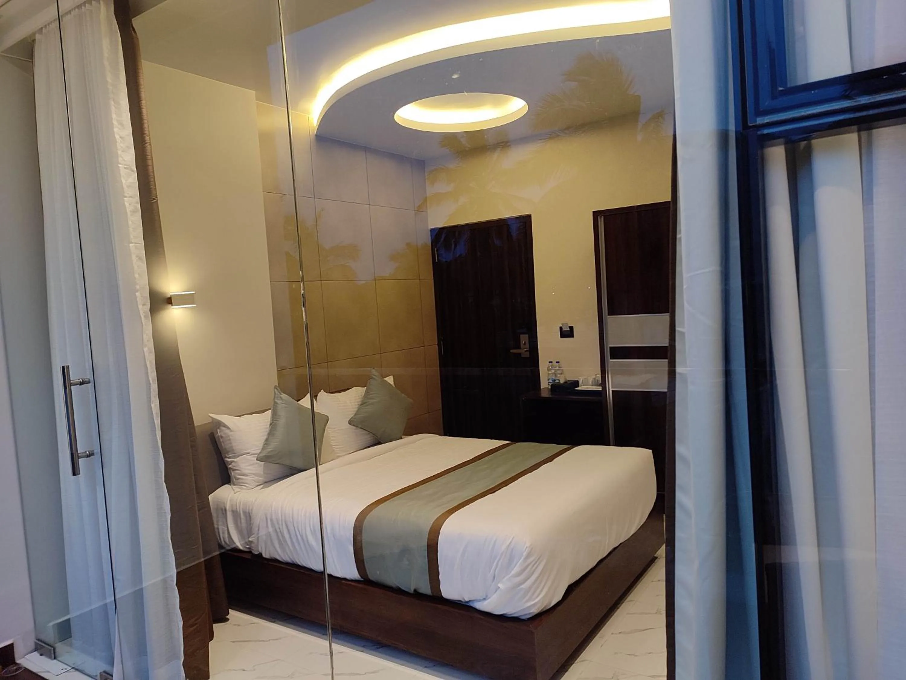 Bedroom, Bed in SILVER CLOUD