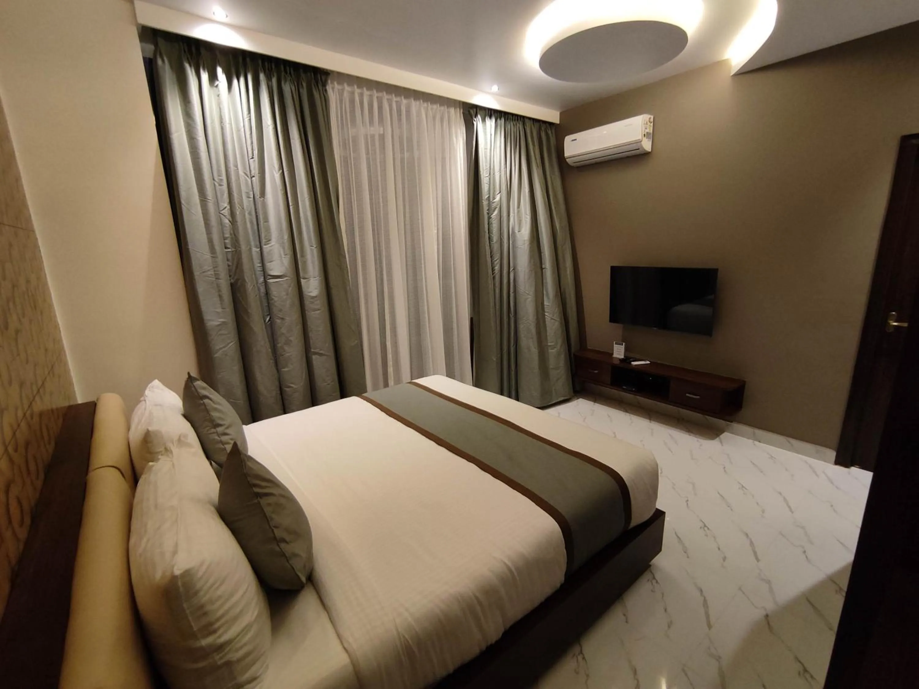 TV and multimedia, Bed in SILVER CLOUD