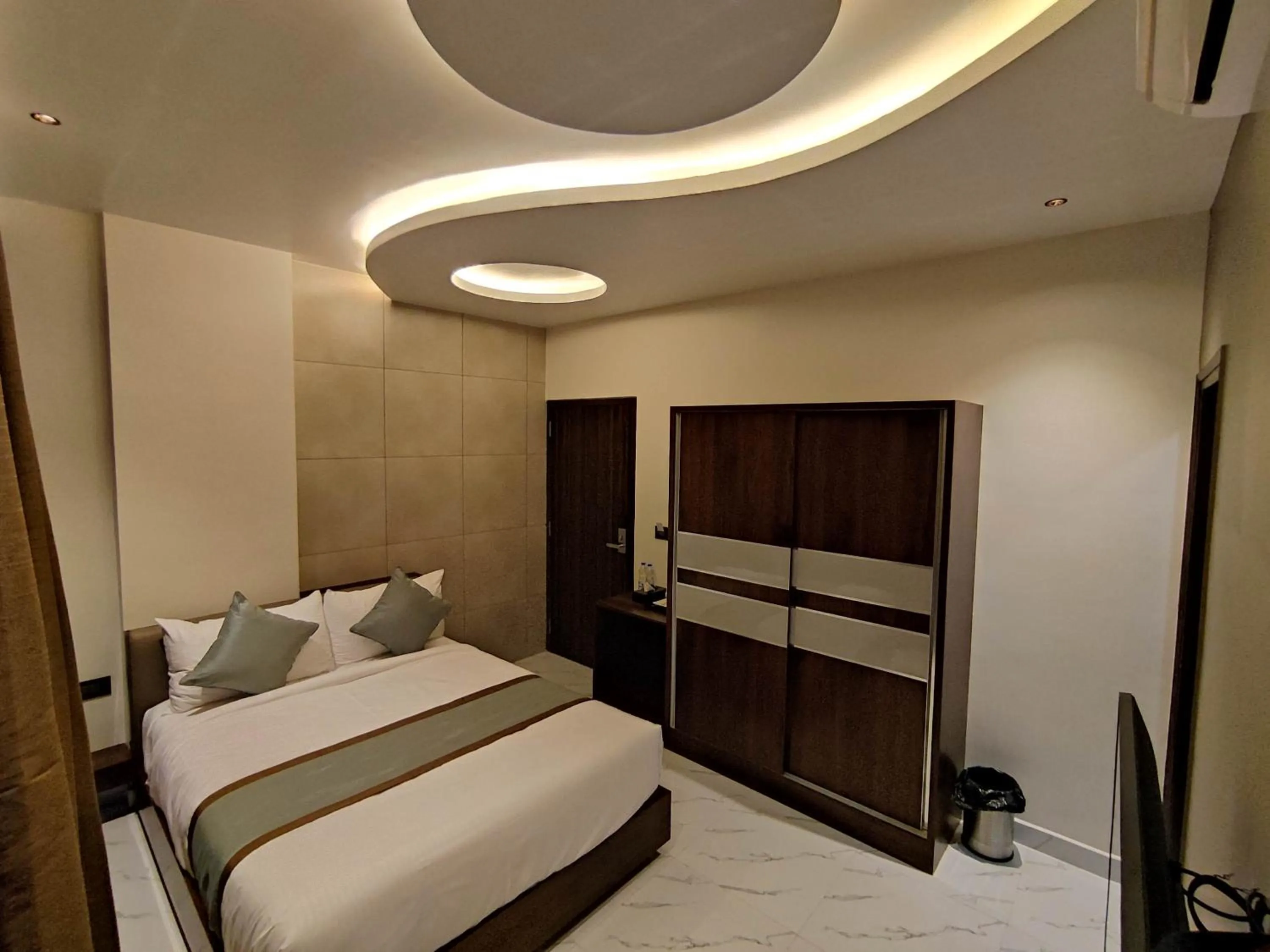 Photo of the whole room, Bed in SILVER CLOUD