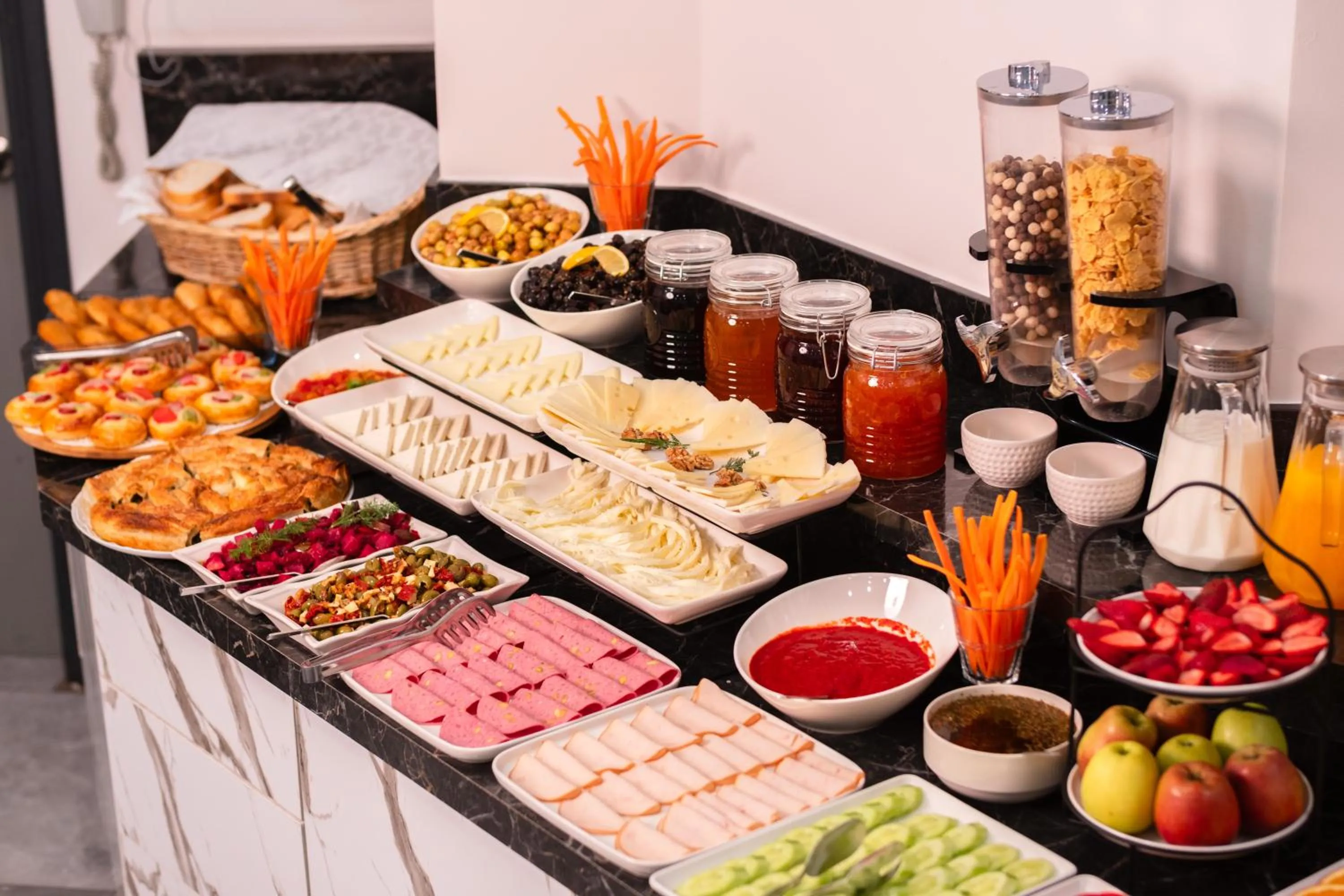 Restaurant/places to eat in Polek Hotel