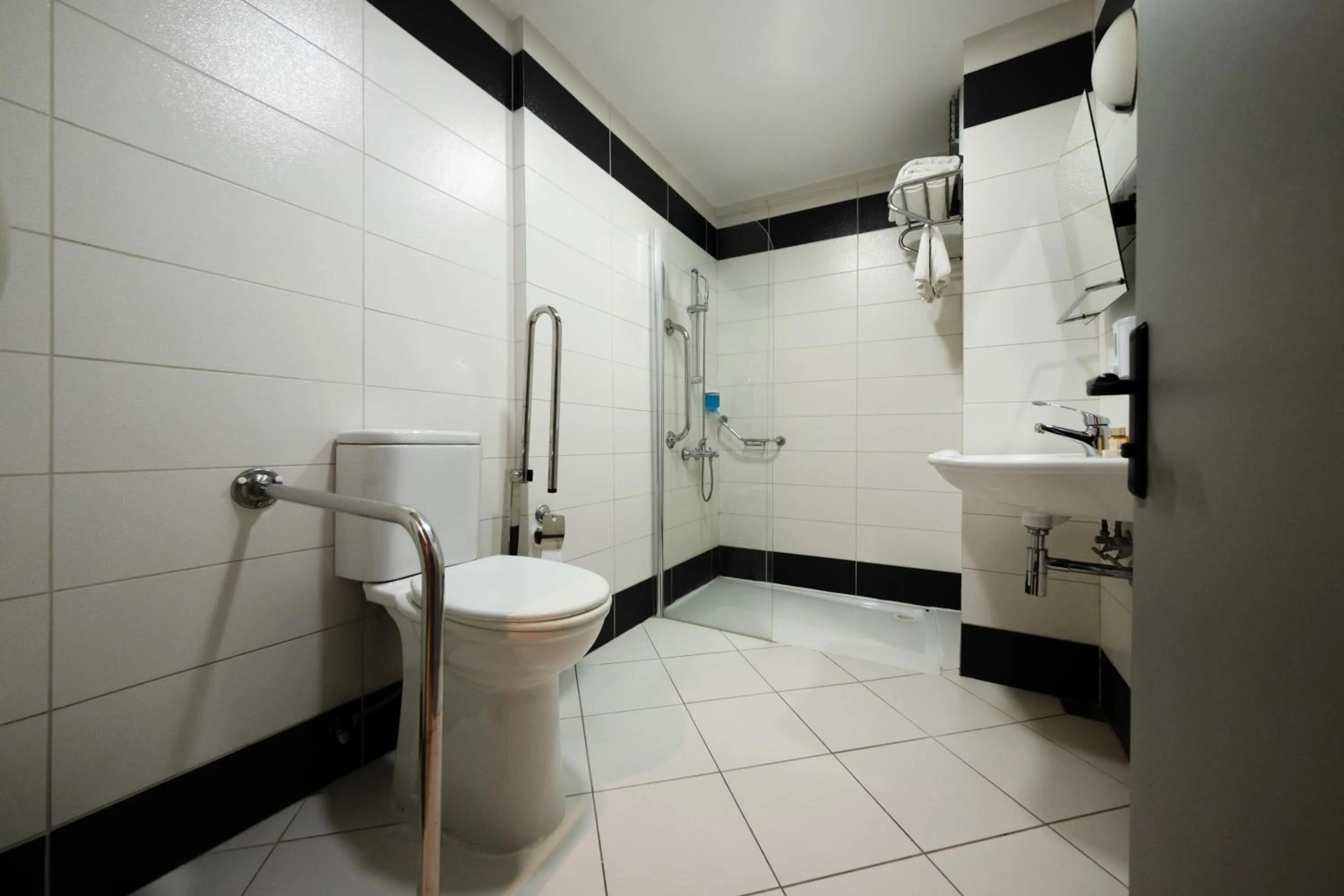 Shower in Polek Hotel