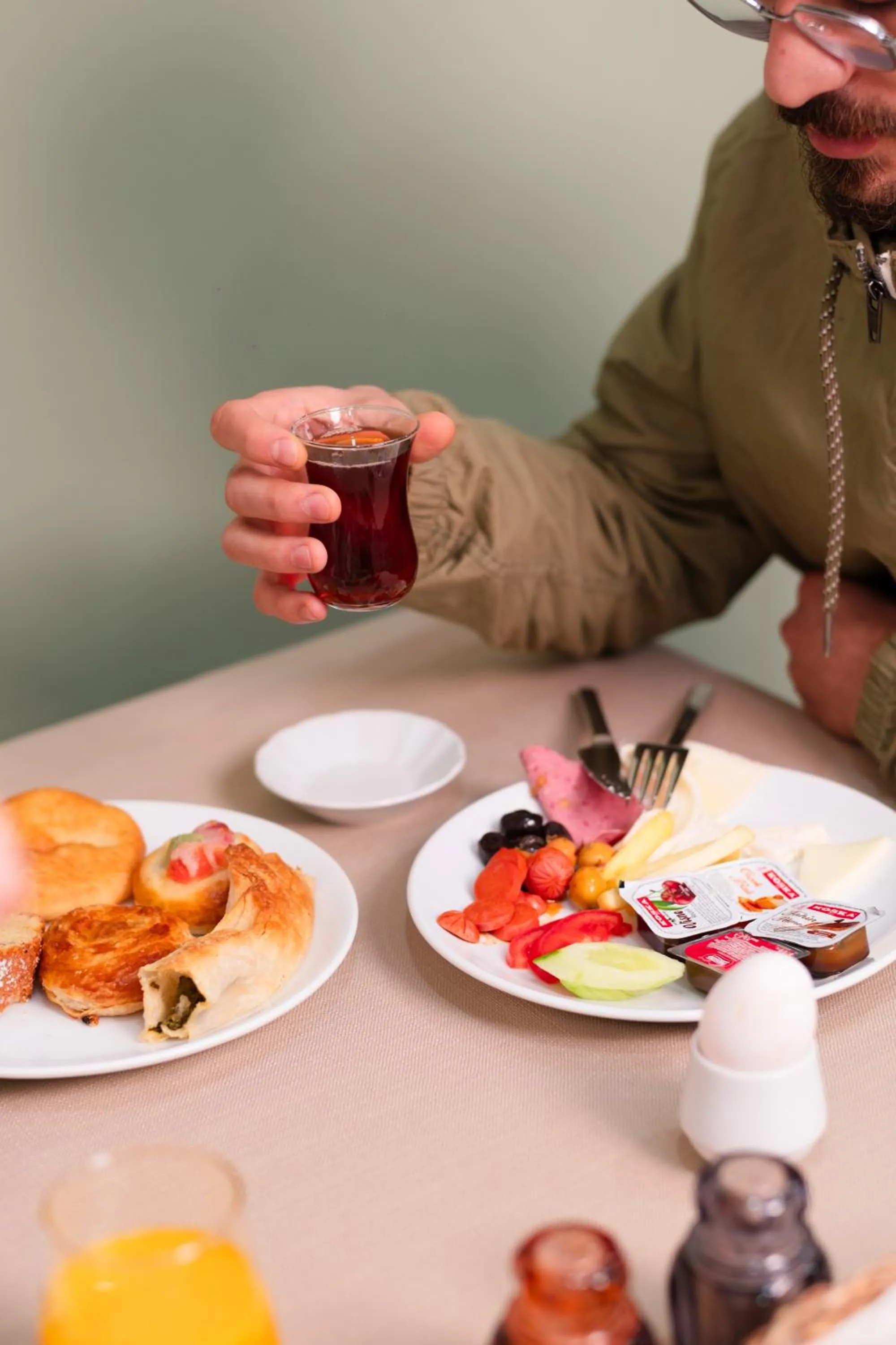 Restaurant/places to eat in Polek Hotel