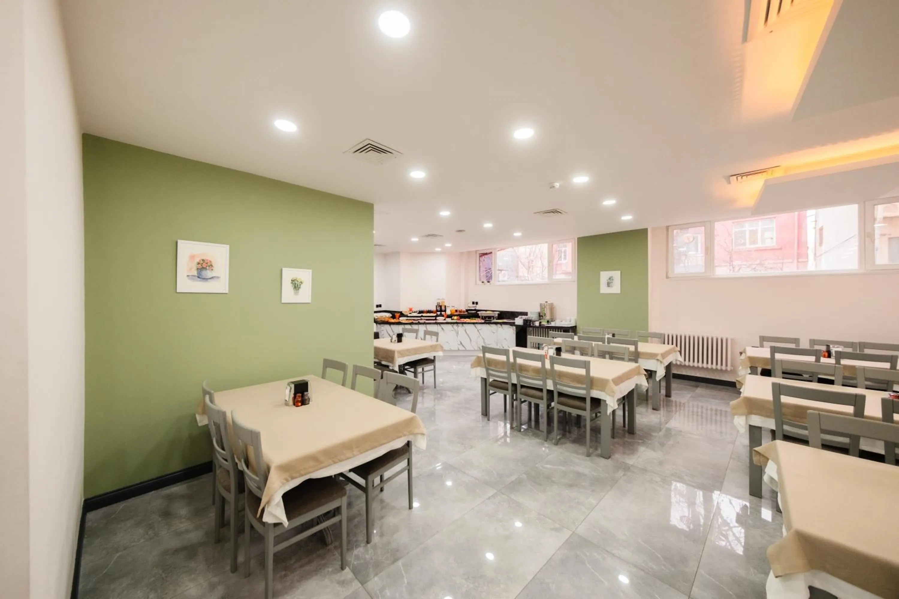 Restaurant/places to eat in Polek Hotel